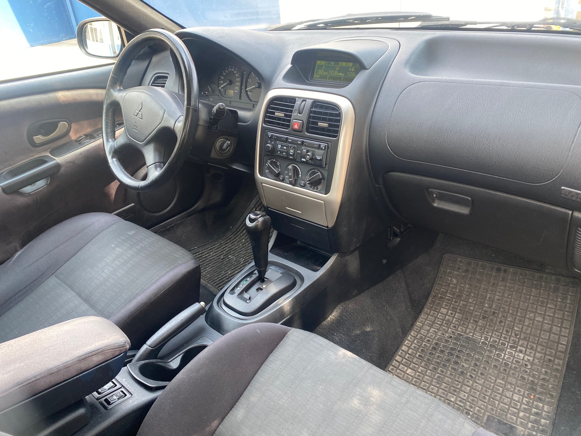 MITSUBISHI CARISMA-image-3