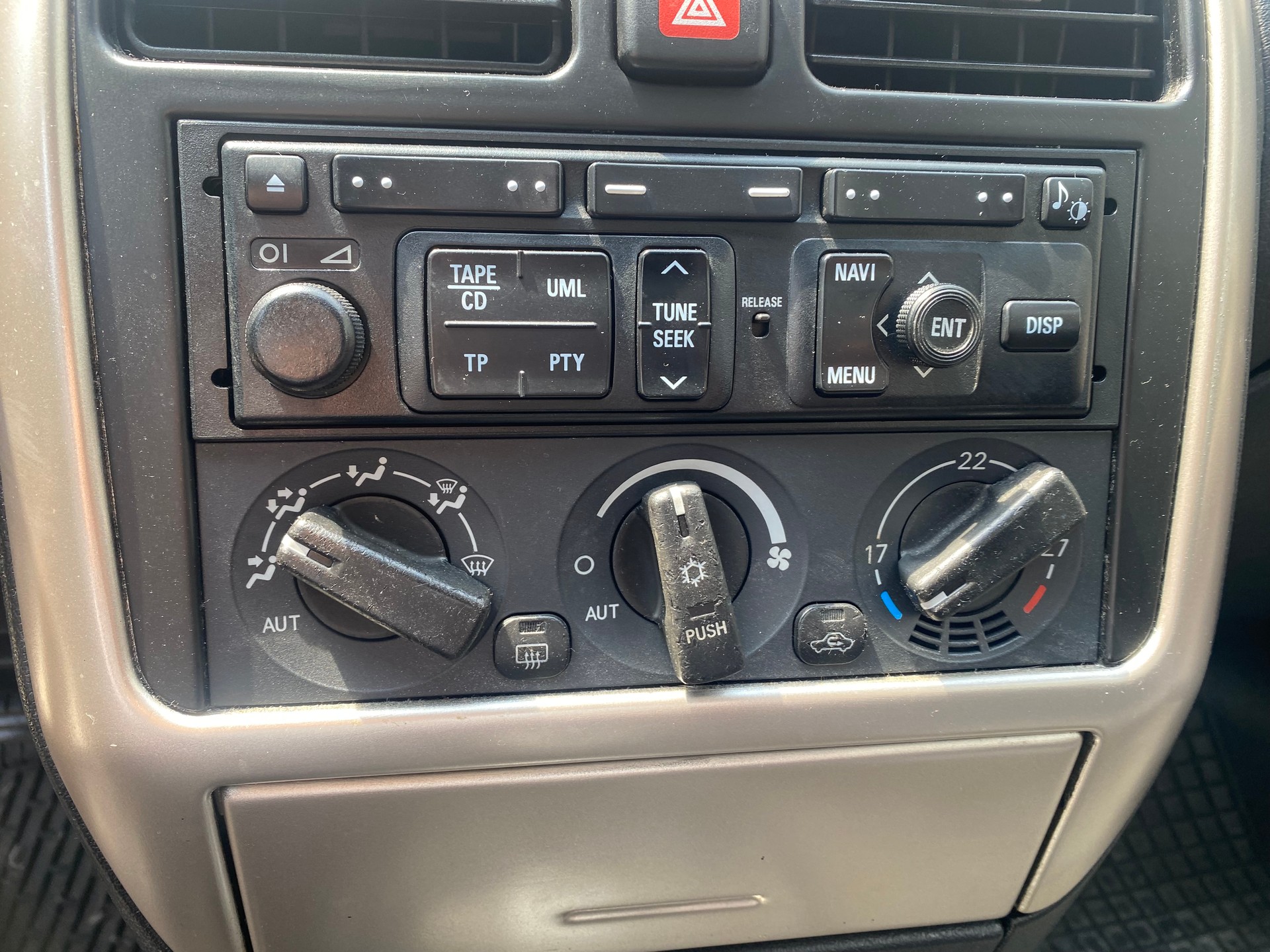 MITSUBISHI CARISMA-image-4