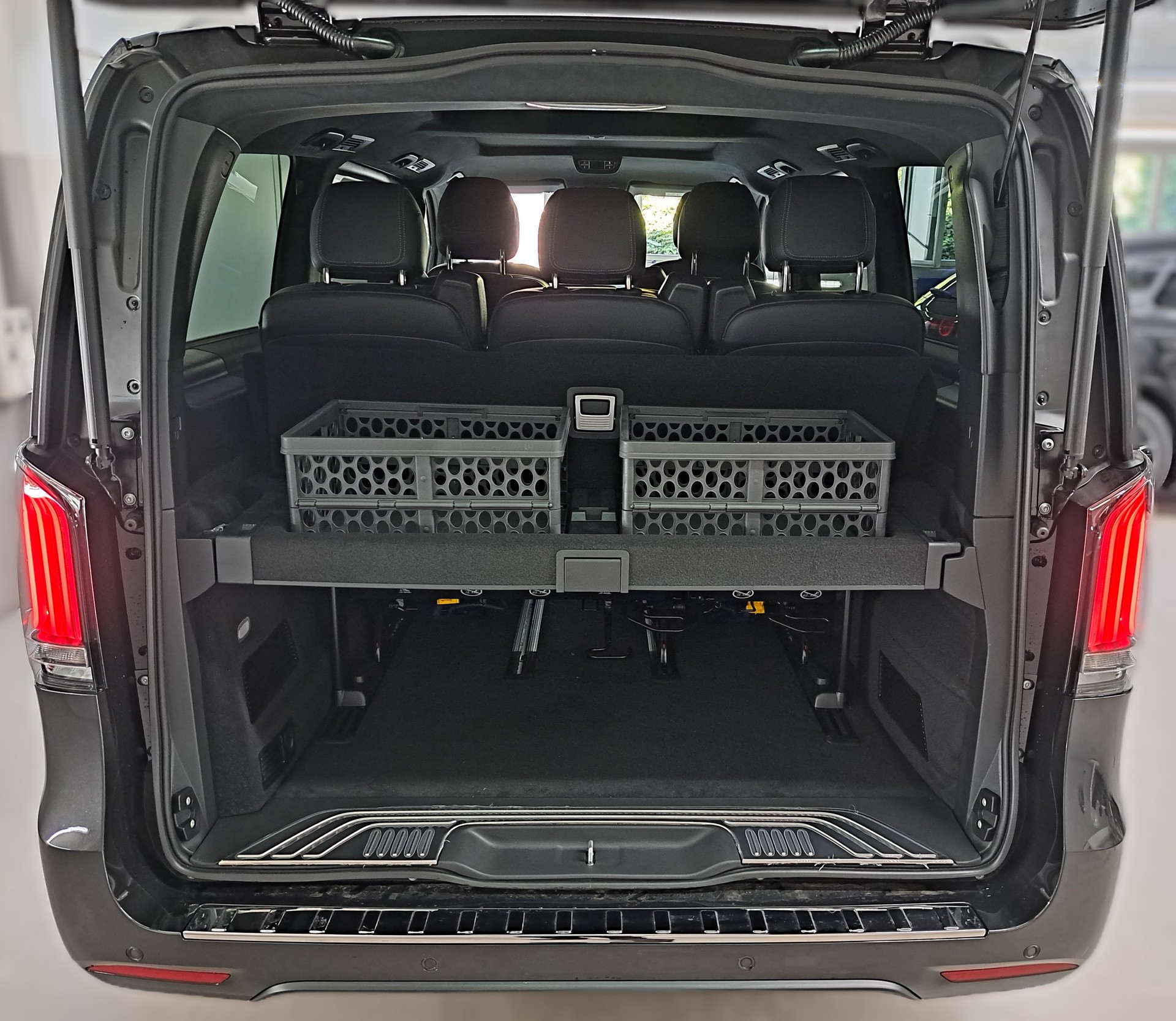 MERCEDES-BENZ V 300 d 4MATIC EXCLUSIVE Swiss Edition 3200mm L-showroom-element-3
