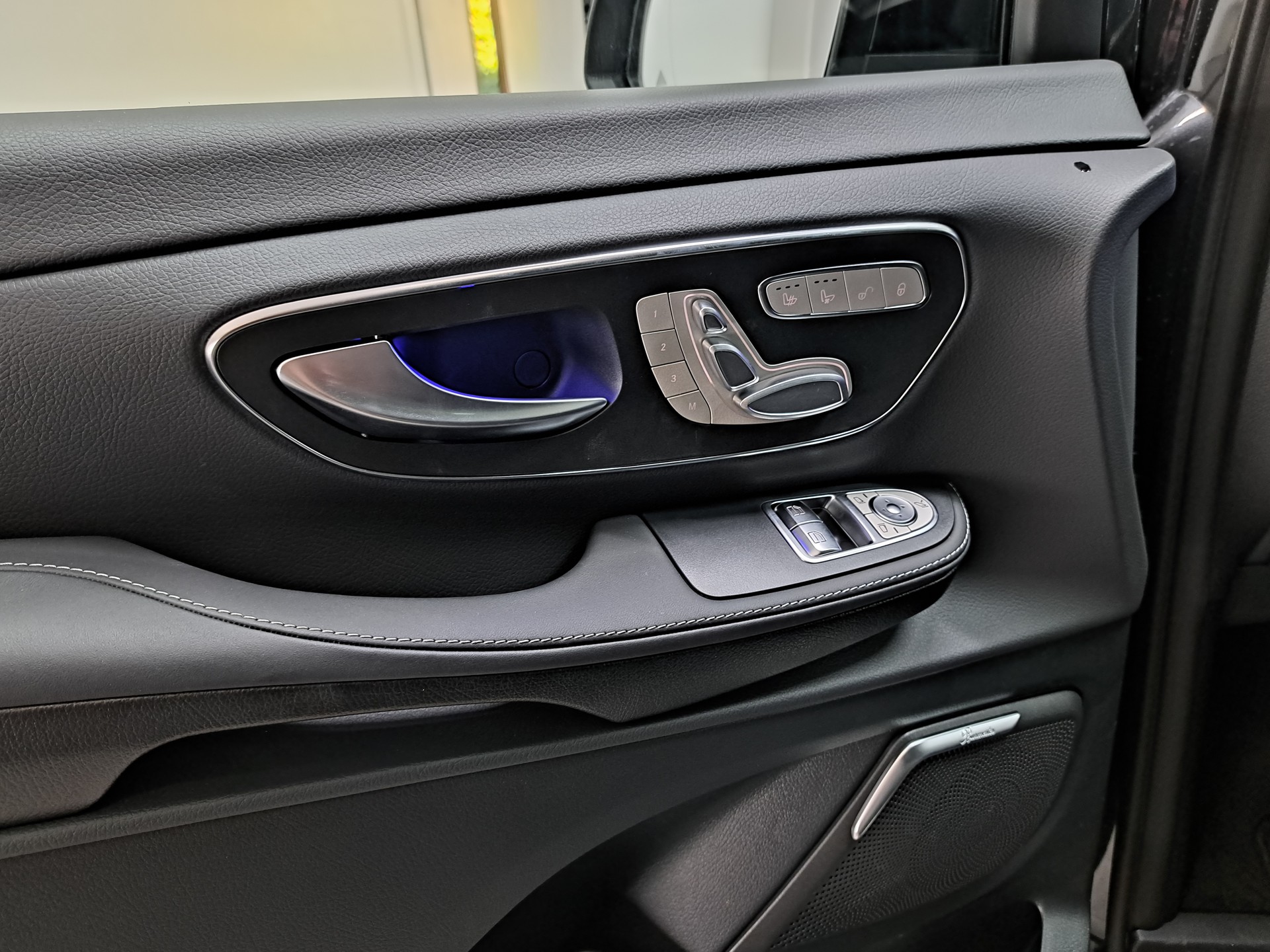 MERCEDES-BENZ V 300 d 4MATIC EXCLUSIVE Swiss Edition 3200mm L-image-12