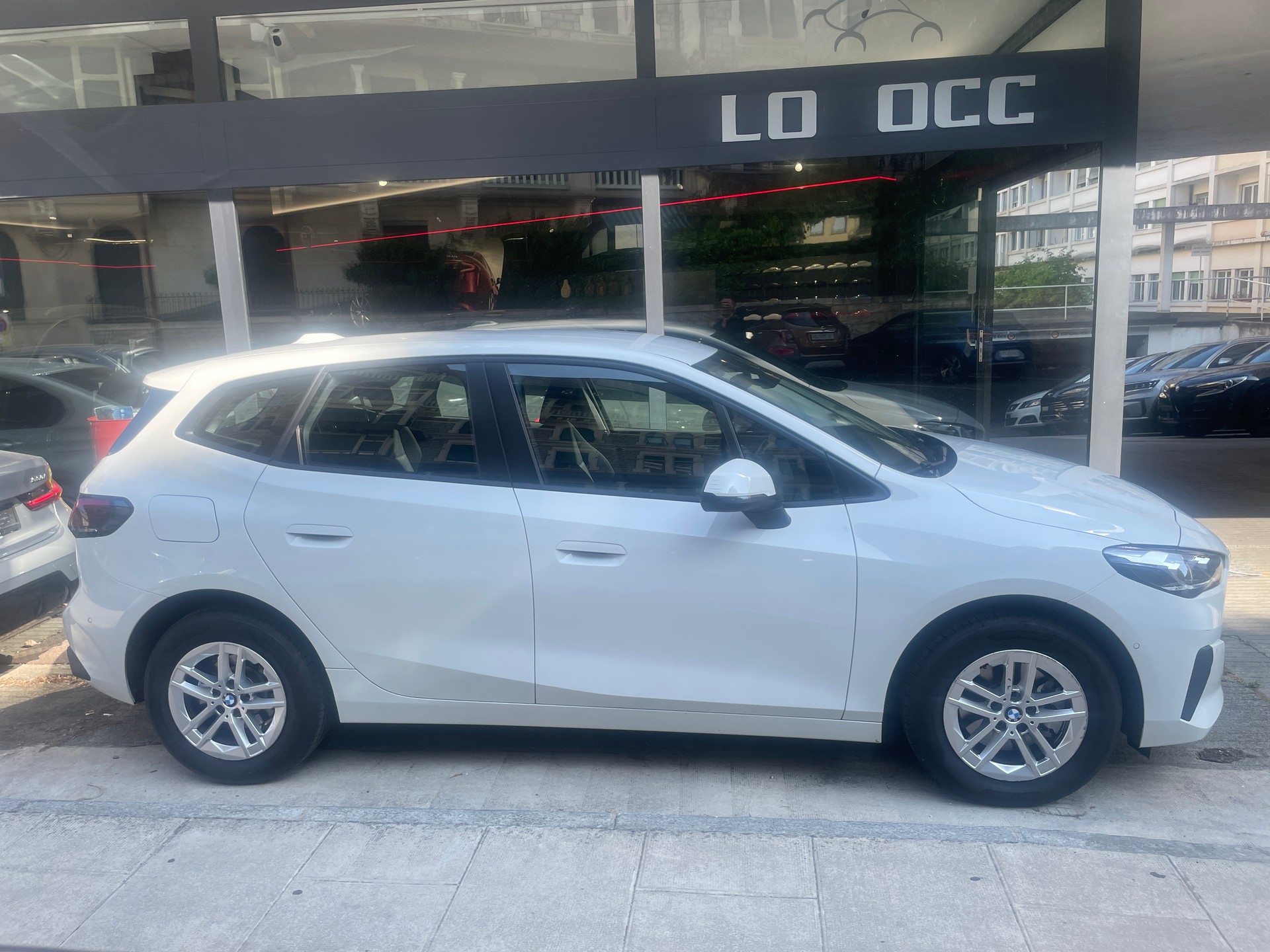 BMW 218i Active Tourer-image-2