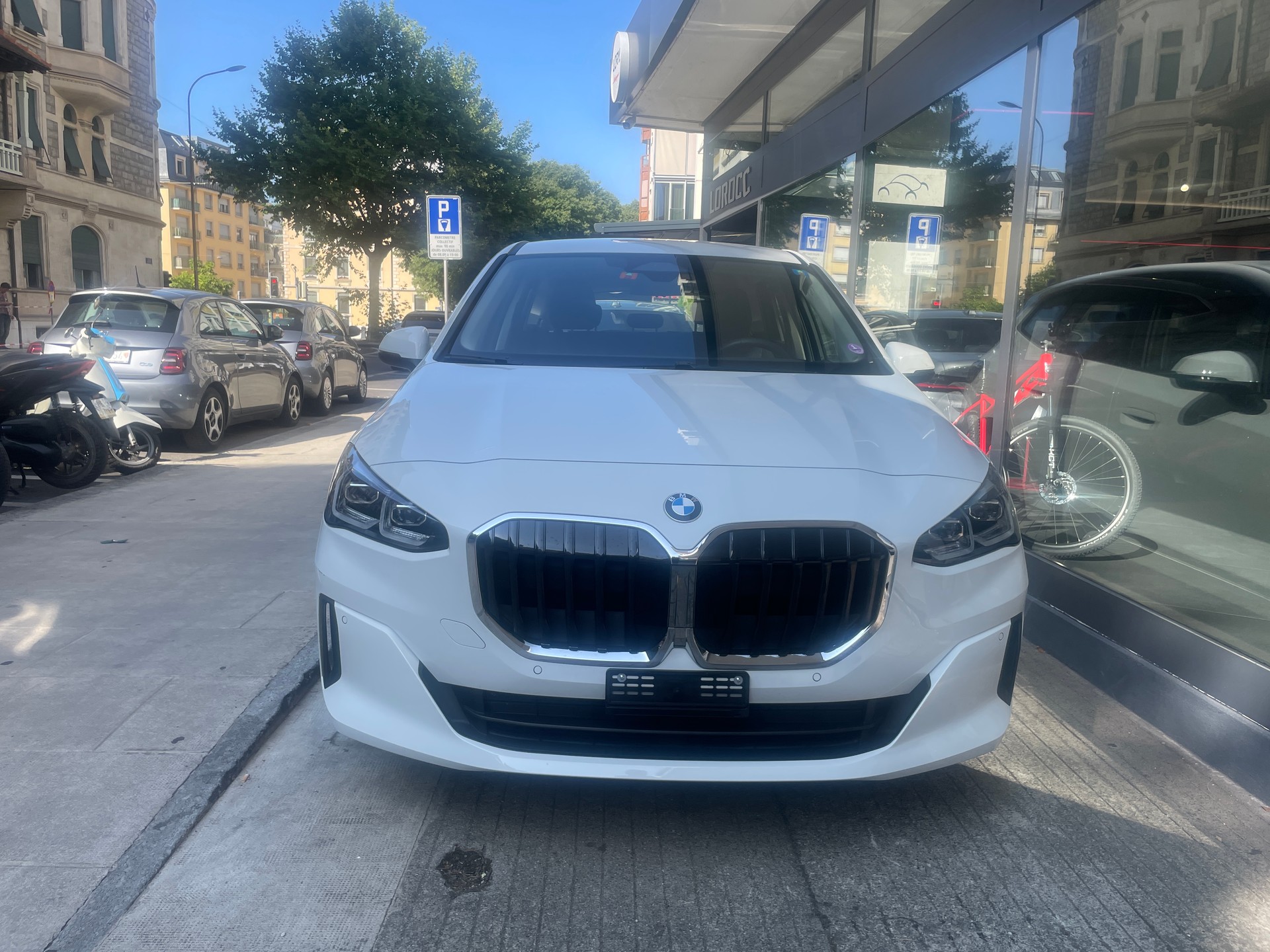 BMW 218i Active Tourer-image-1