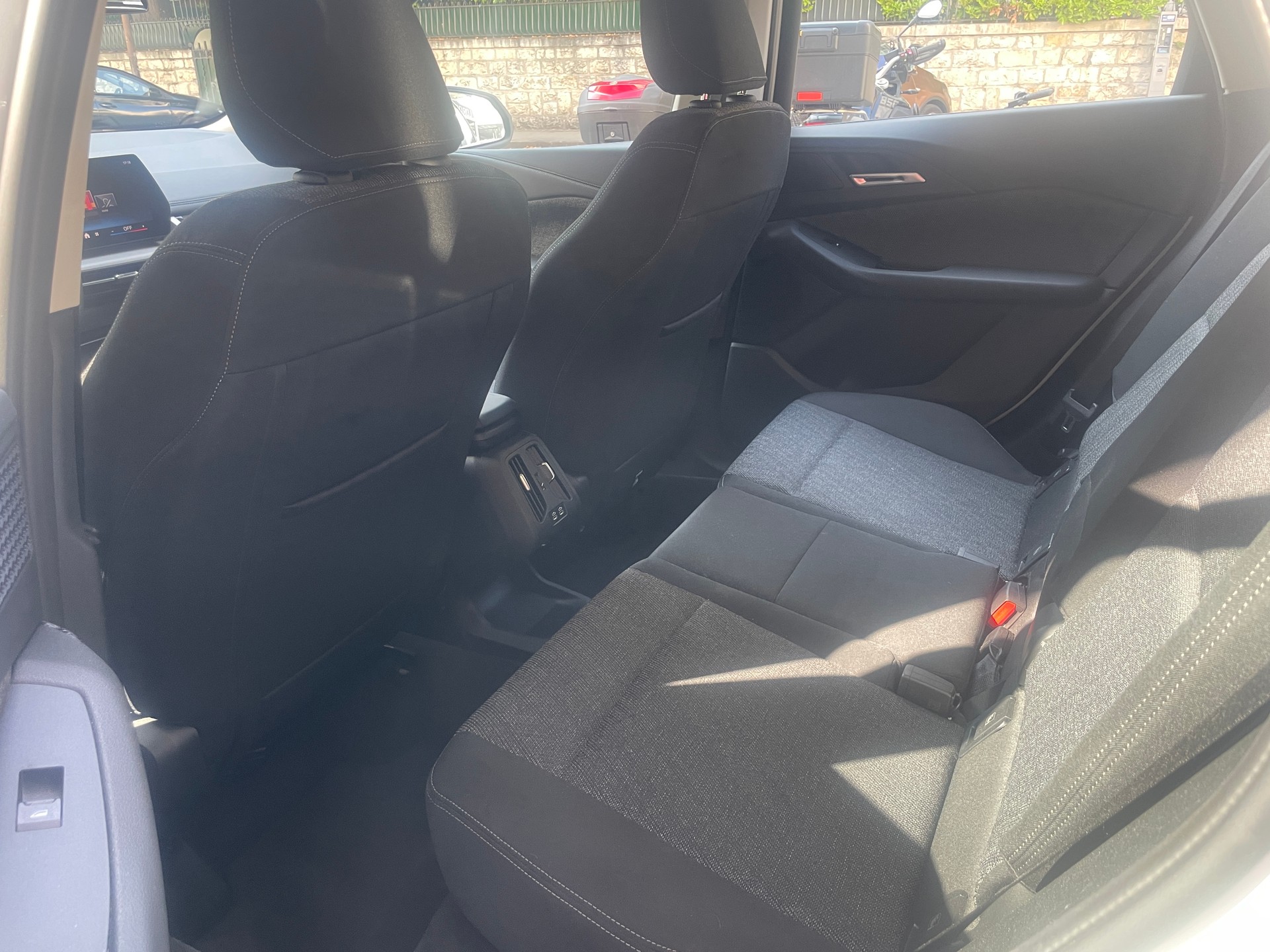 BMW 218i Active Tourer-image-7