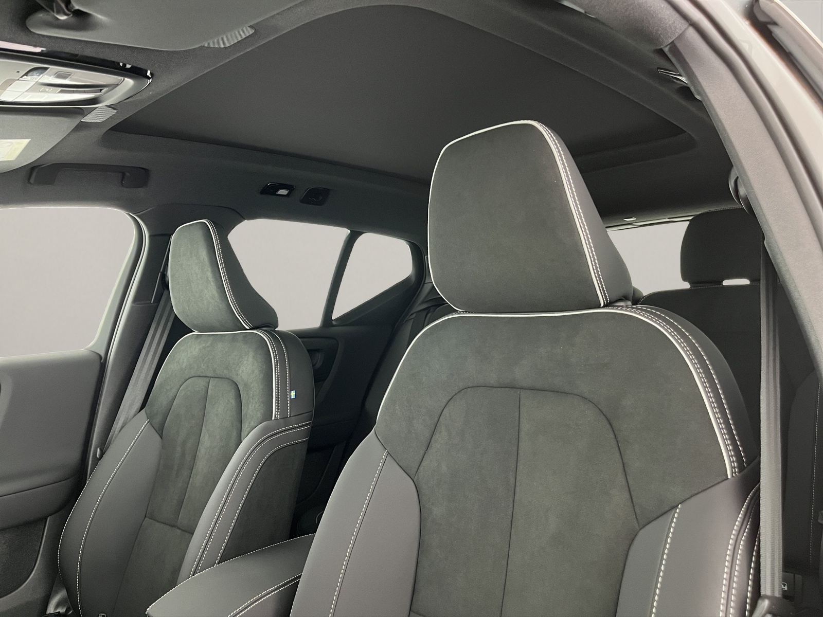 VOLVO EX40 Twin Black Edition AWD-image-11