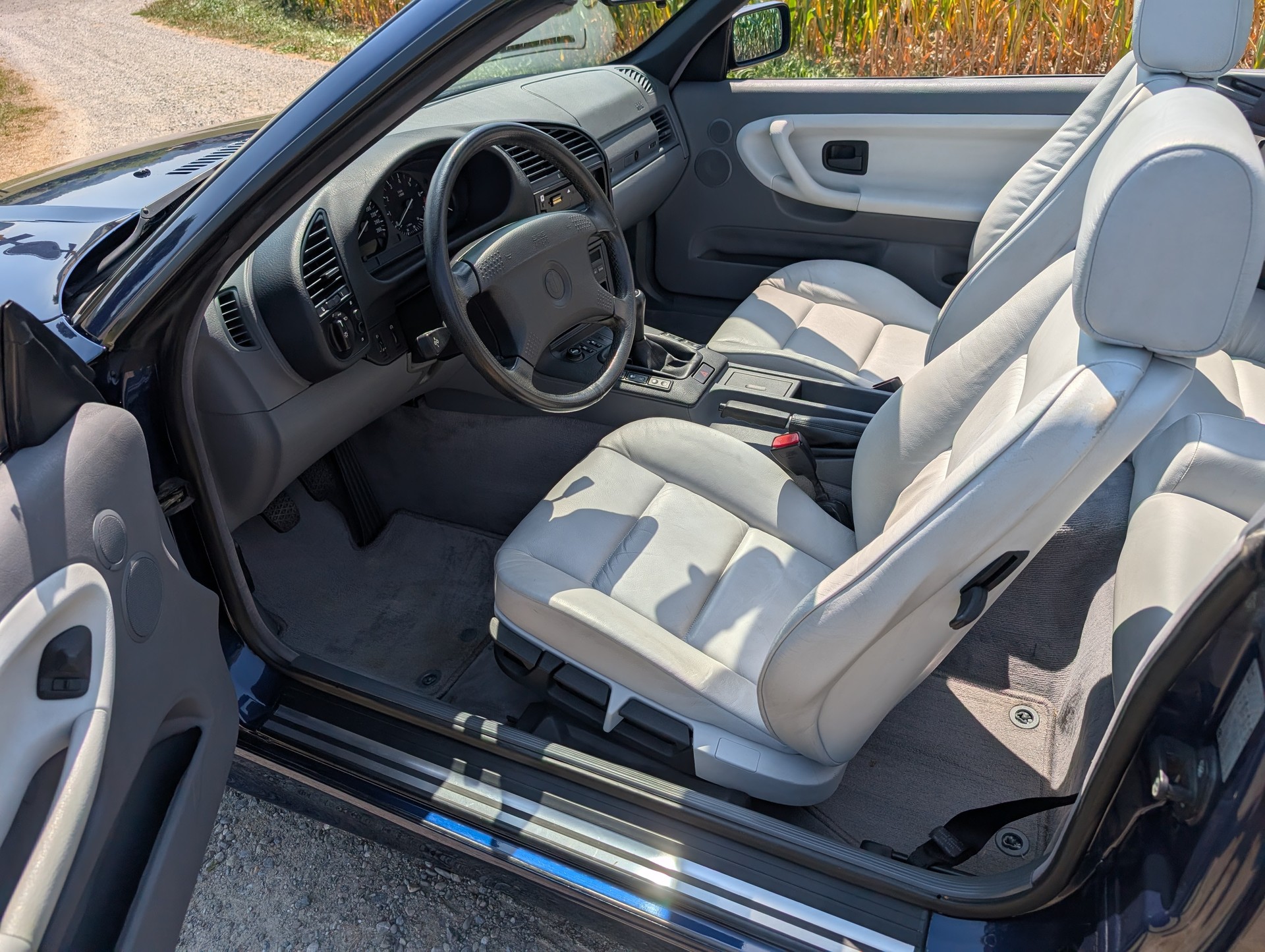 BMW 320i Cabrio-image-7