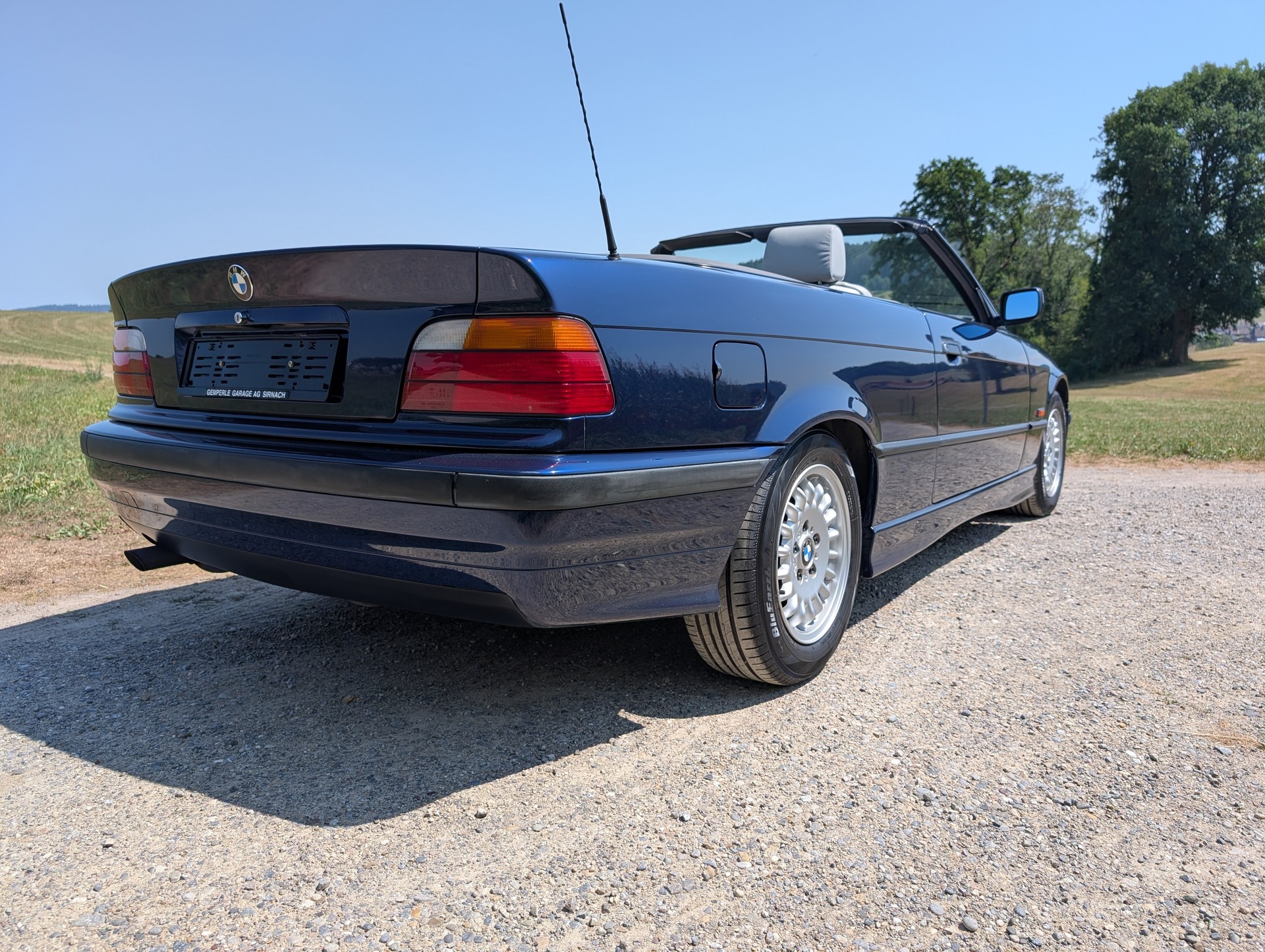 BMW 320i Cabrio-image-2