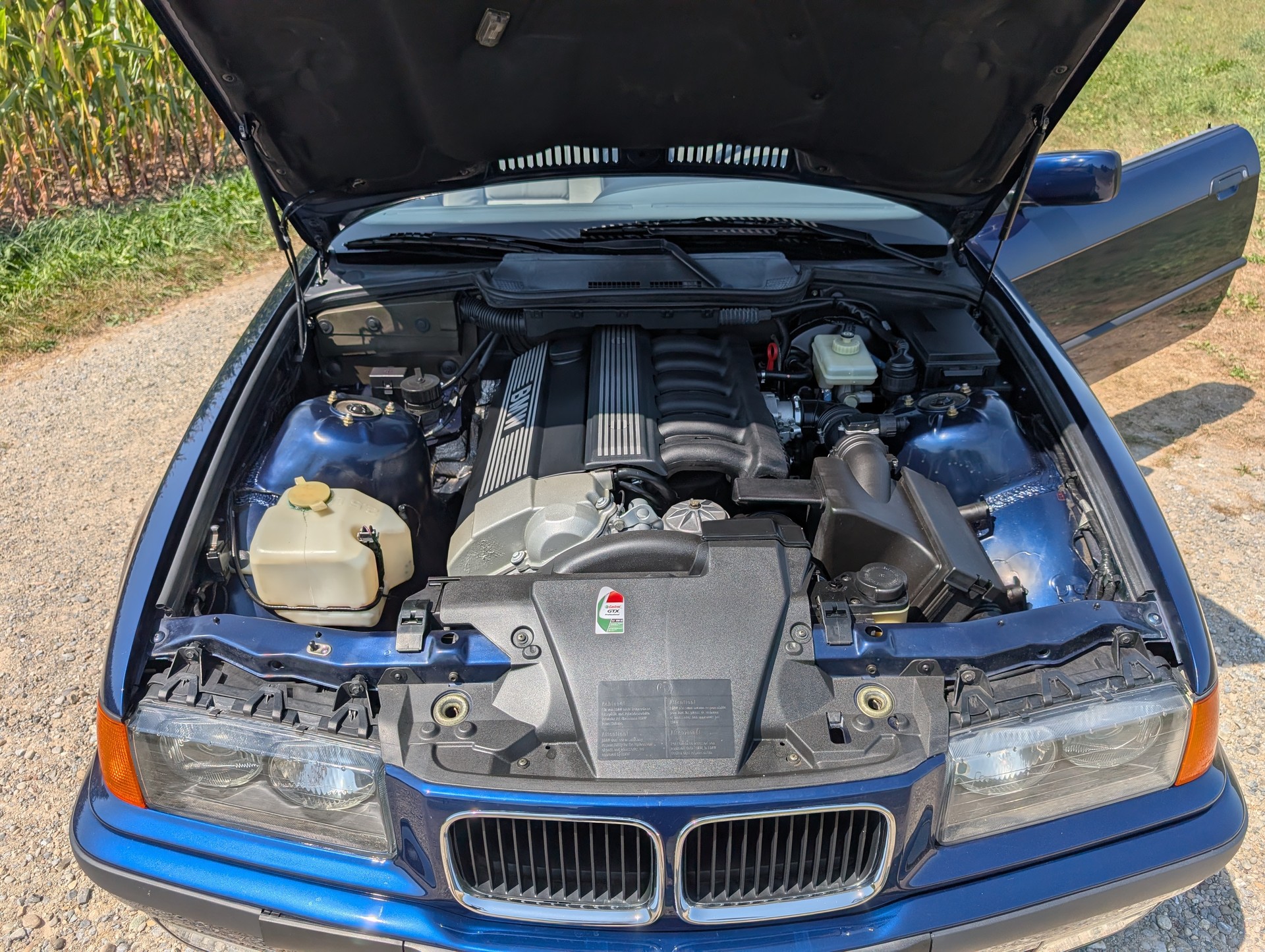 BMW 320i Cabrio-image-10