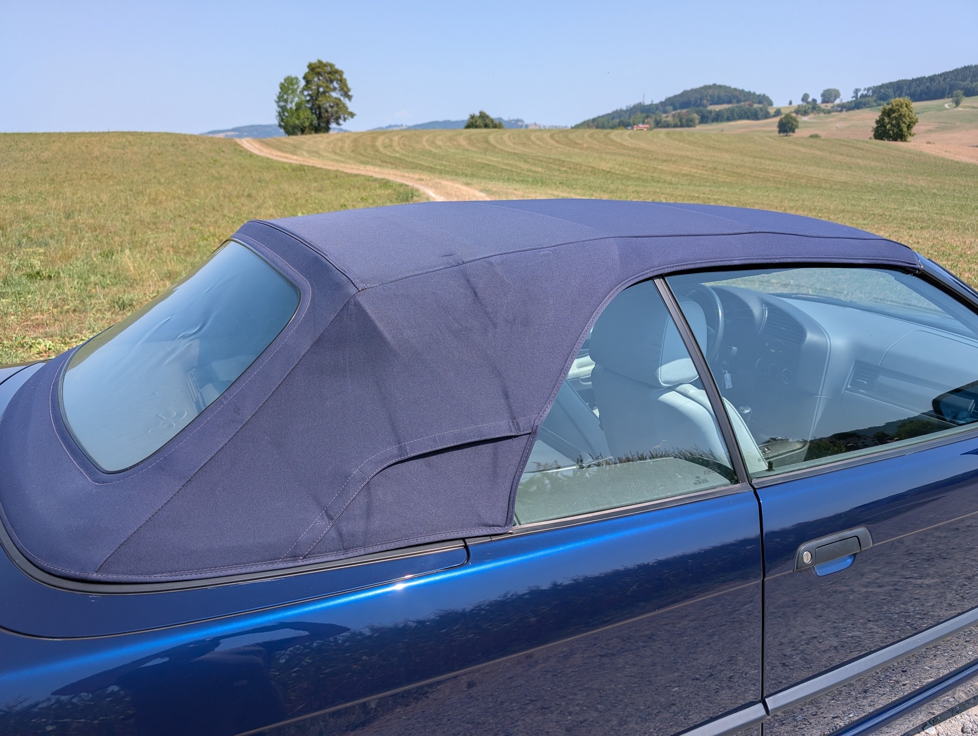 BMW 320i Cabrio-image-12
