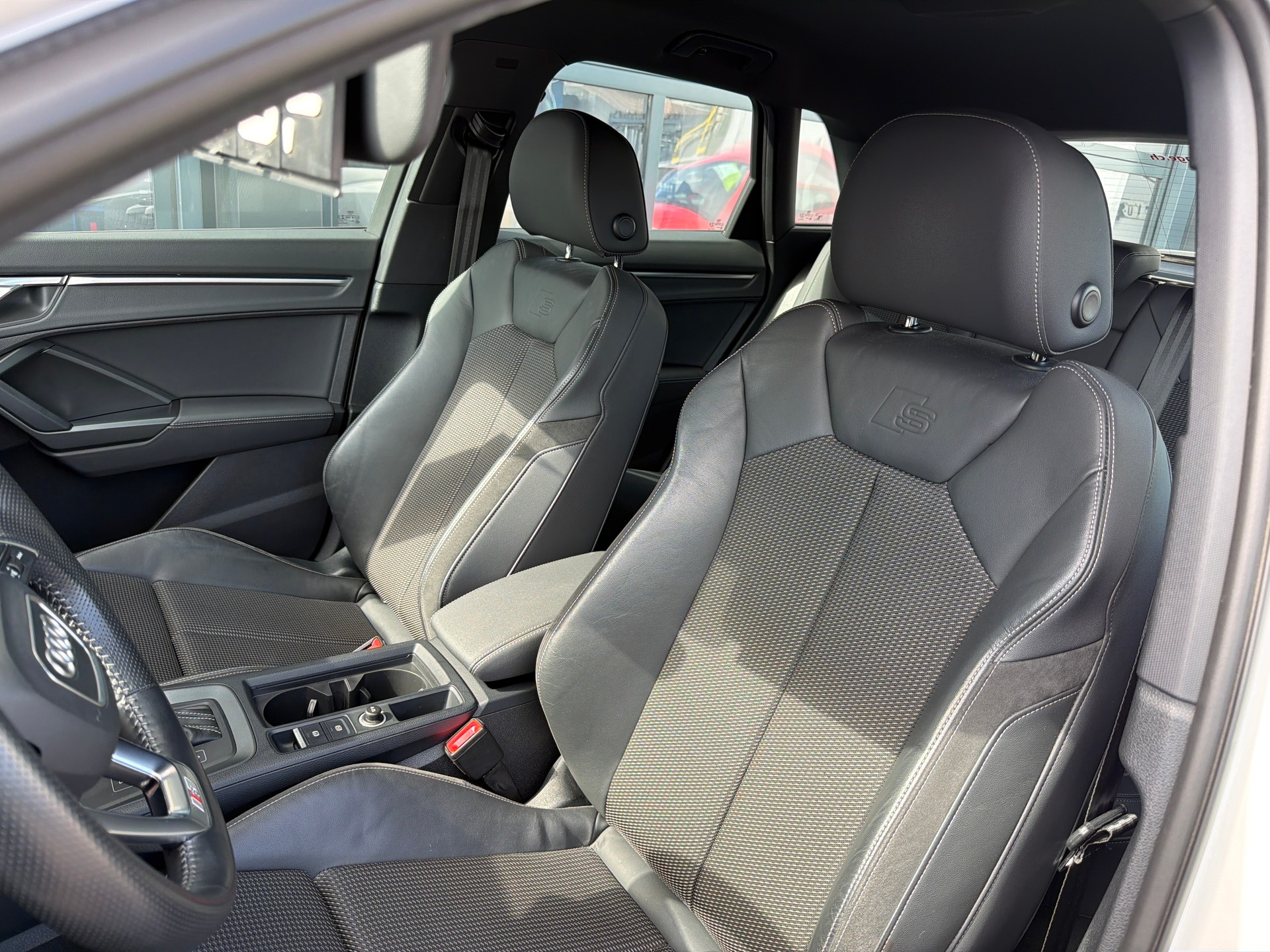 AUDI Q3 35 TDI S line S-tronic-image-9