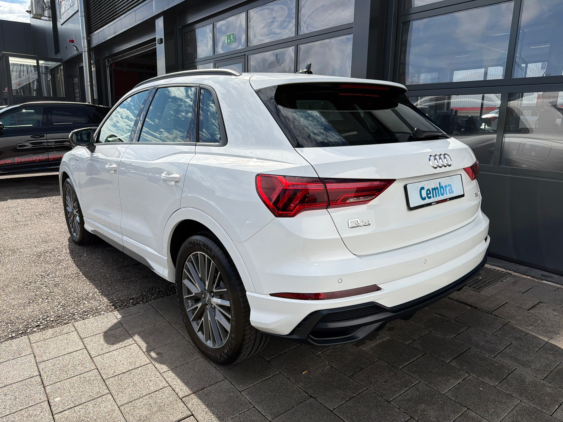 AUDI Q3 35 TDI S line S-tronic-showroom-element-3
