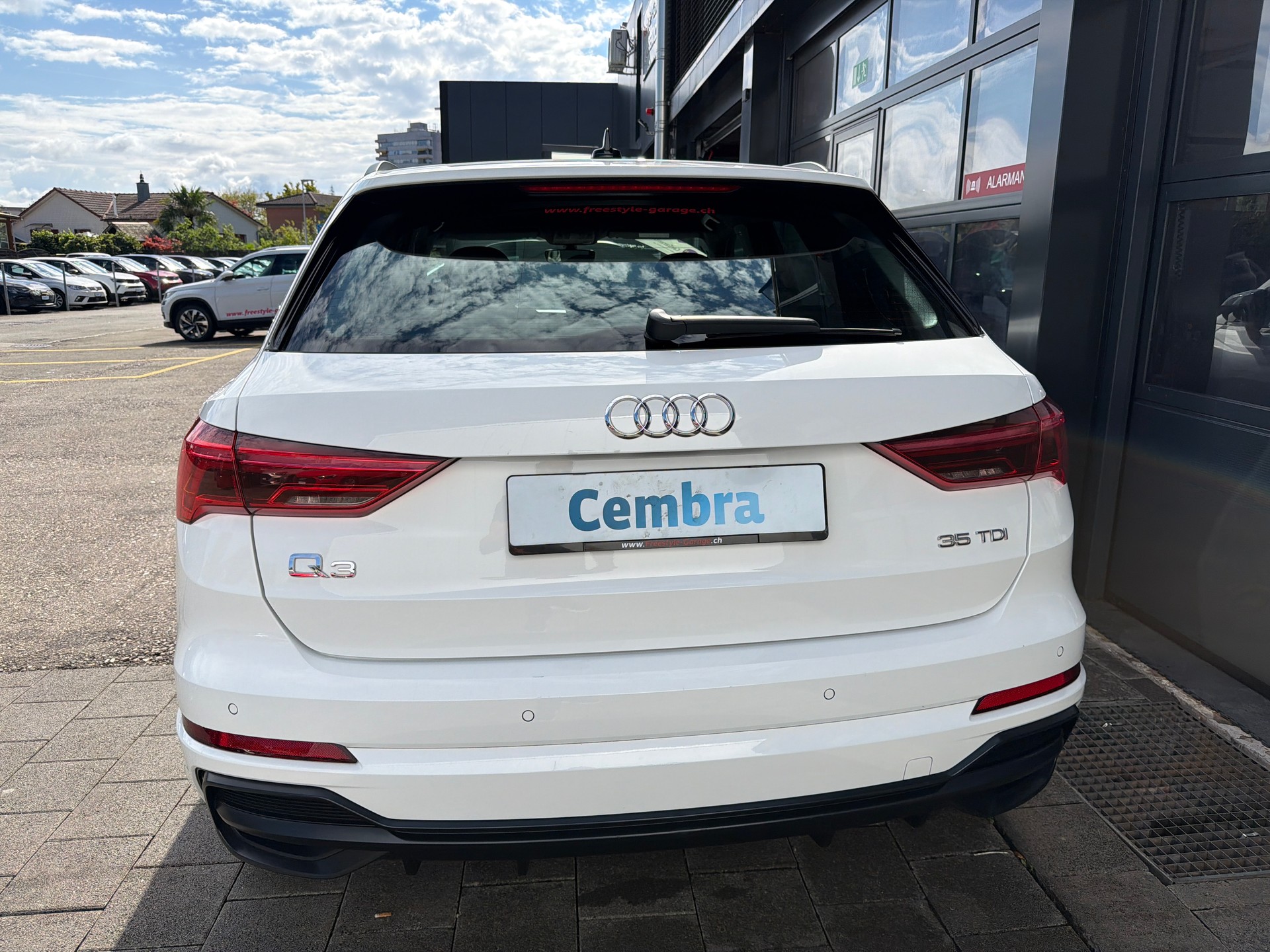 AUDI Q3 35 TDI S line S-tronic-image-4