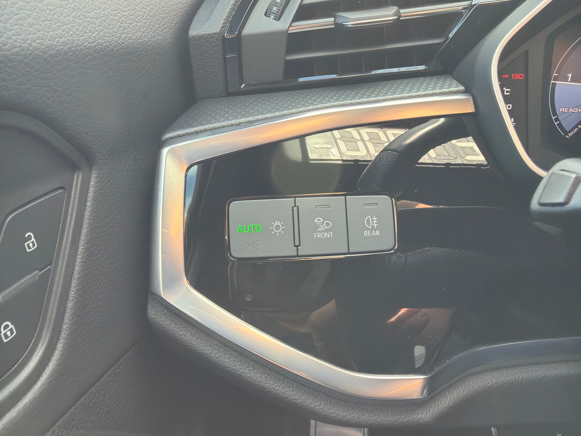 AUDI Q3 35 TDI S line S-tronic-image-16