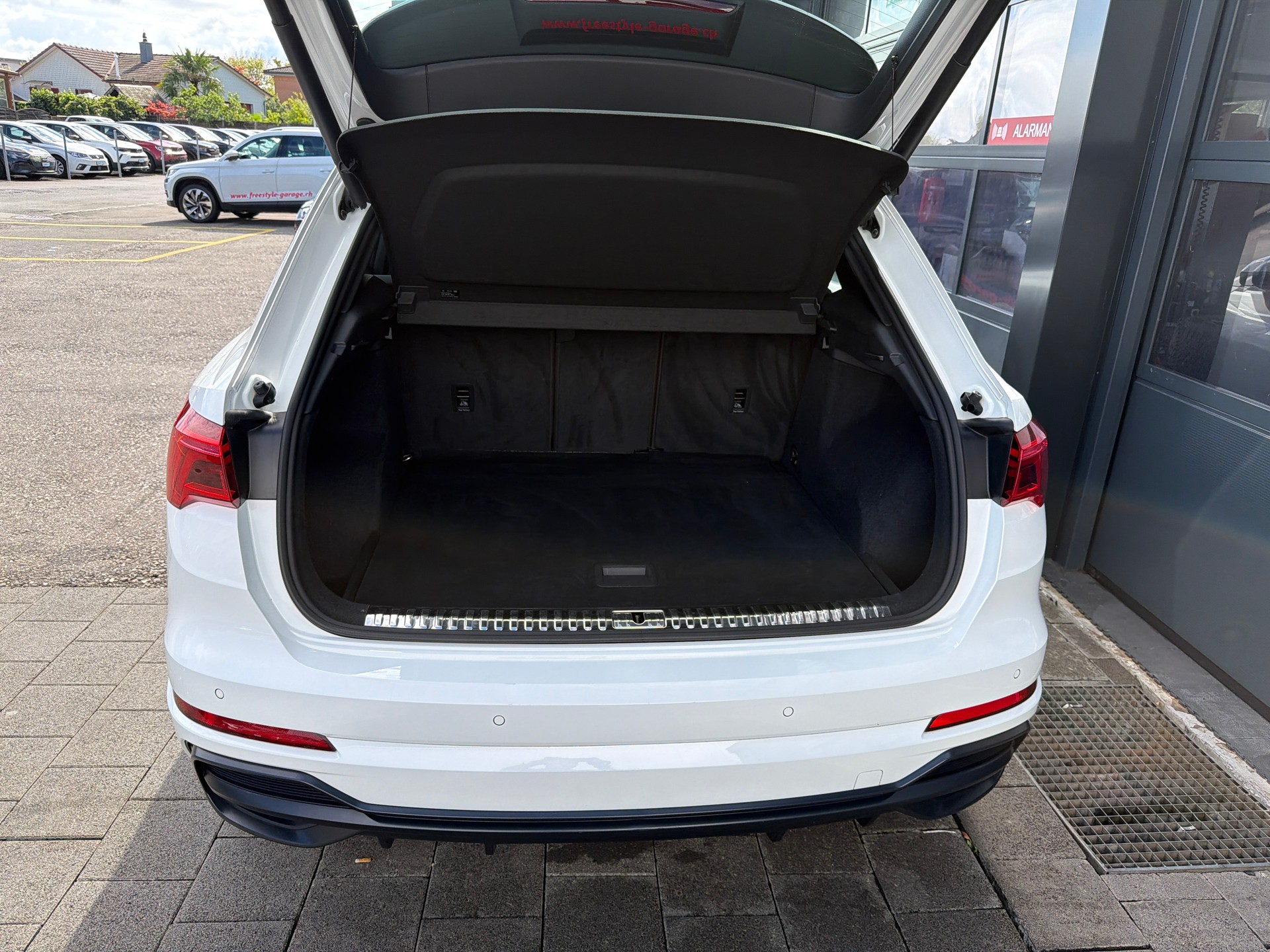 AUDI Q3 35 TDI S line S-tronic-image-5