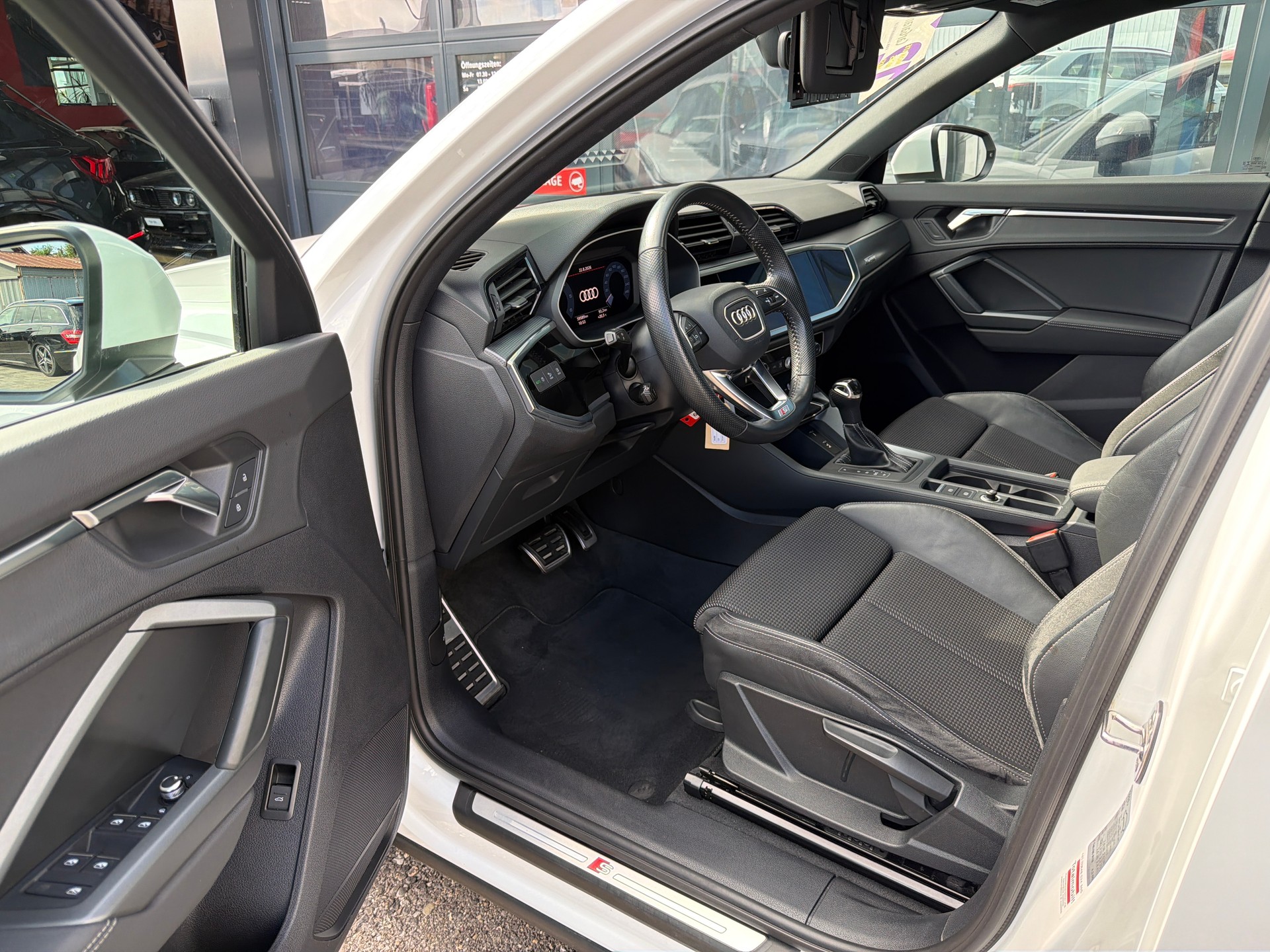 AUDI Q3 35 TDI S line S-tronic-image-8