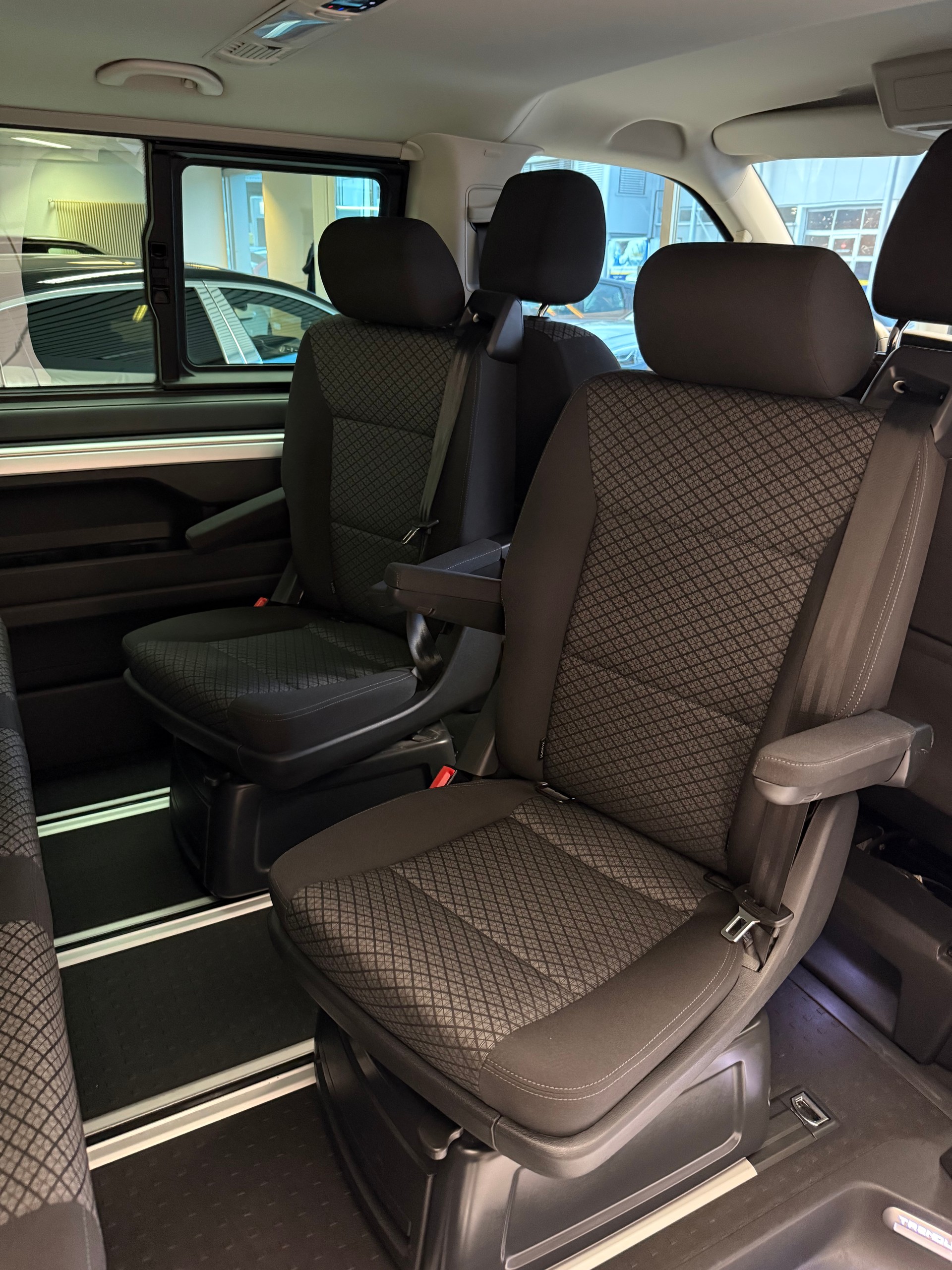VW T6.1 Multivan 2.0 TDI Trendline Liberty 4Motion DSG-image-9