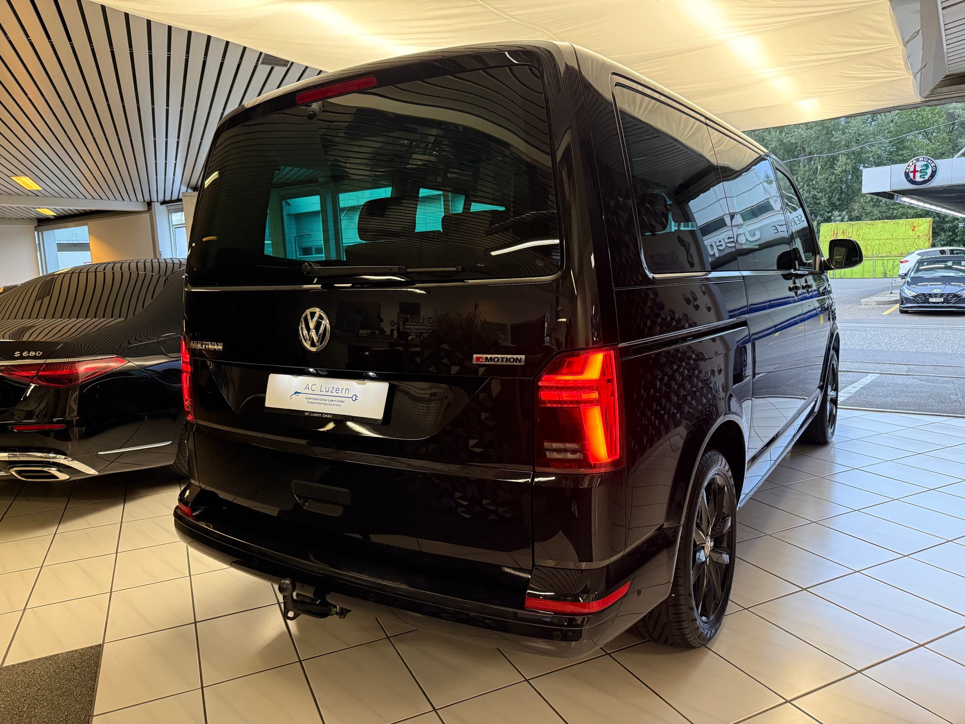VW T6.1 Multivan 2.0 TDI Trendline Liberty 4Motion DSG-image-2