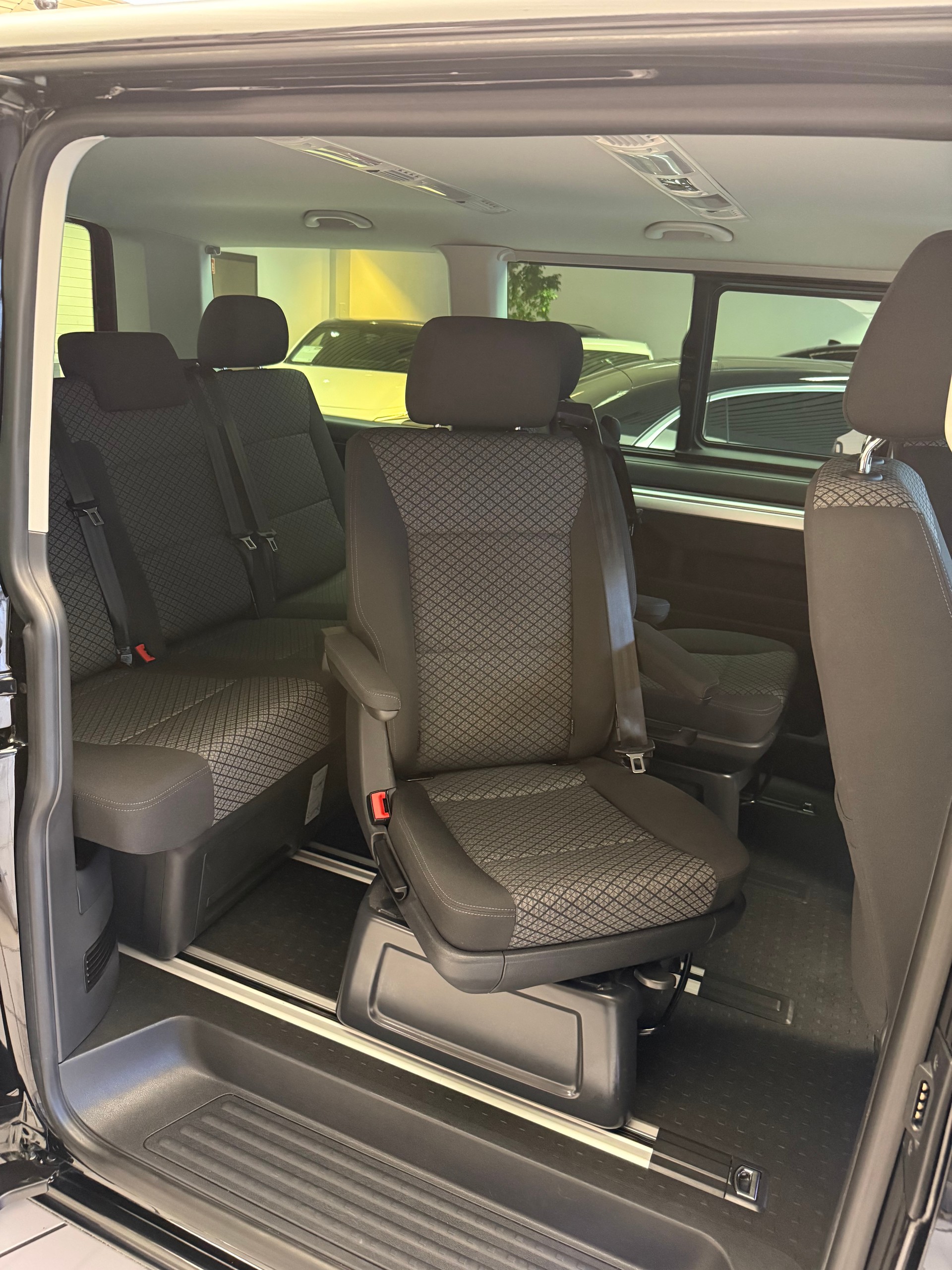 VW T6.1 Multivan 2.0 TDI Trendline Liberty 4Motion DSG-image-8