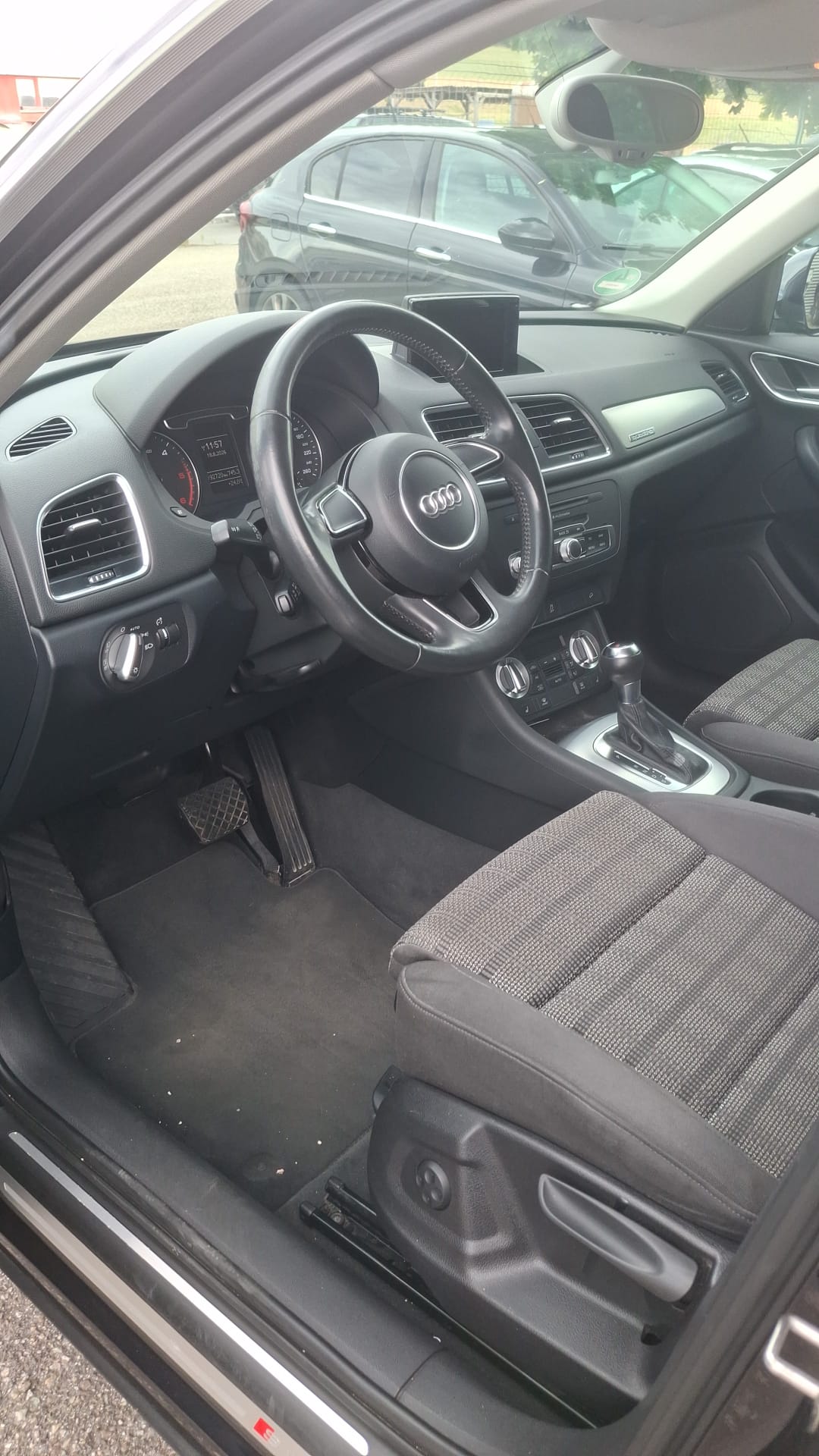 AUDI Q3 2.0 TDI quattro S-tronic-image-10
