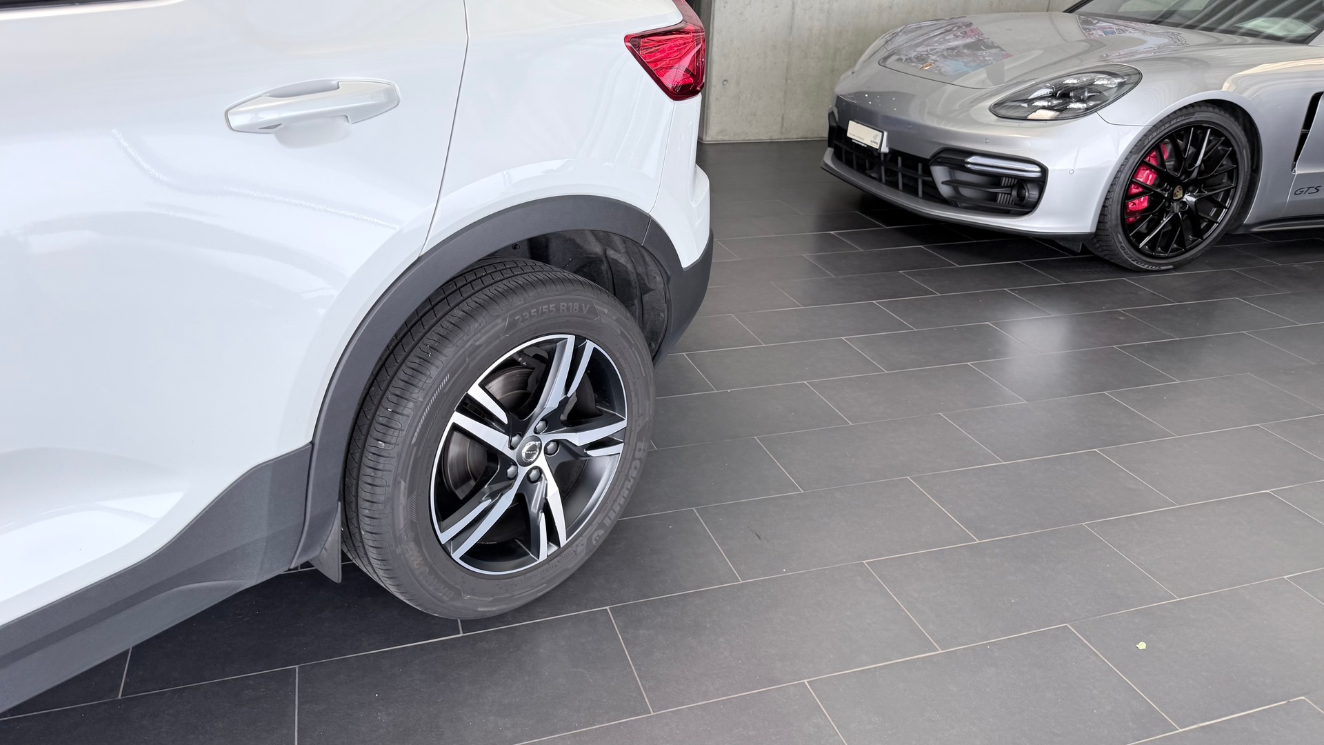 VOLVO XC40 2.0 T4 R-Design-image-7
