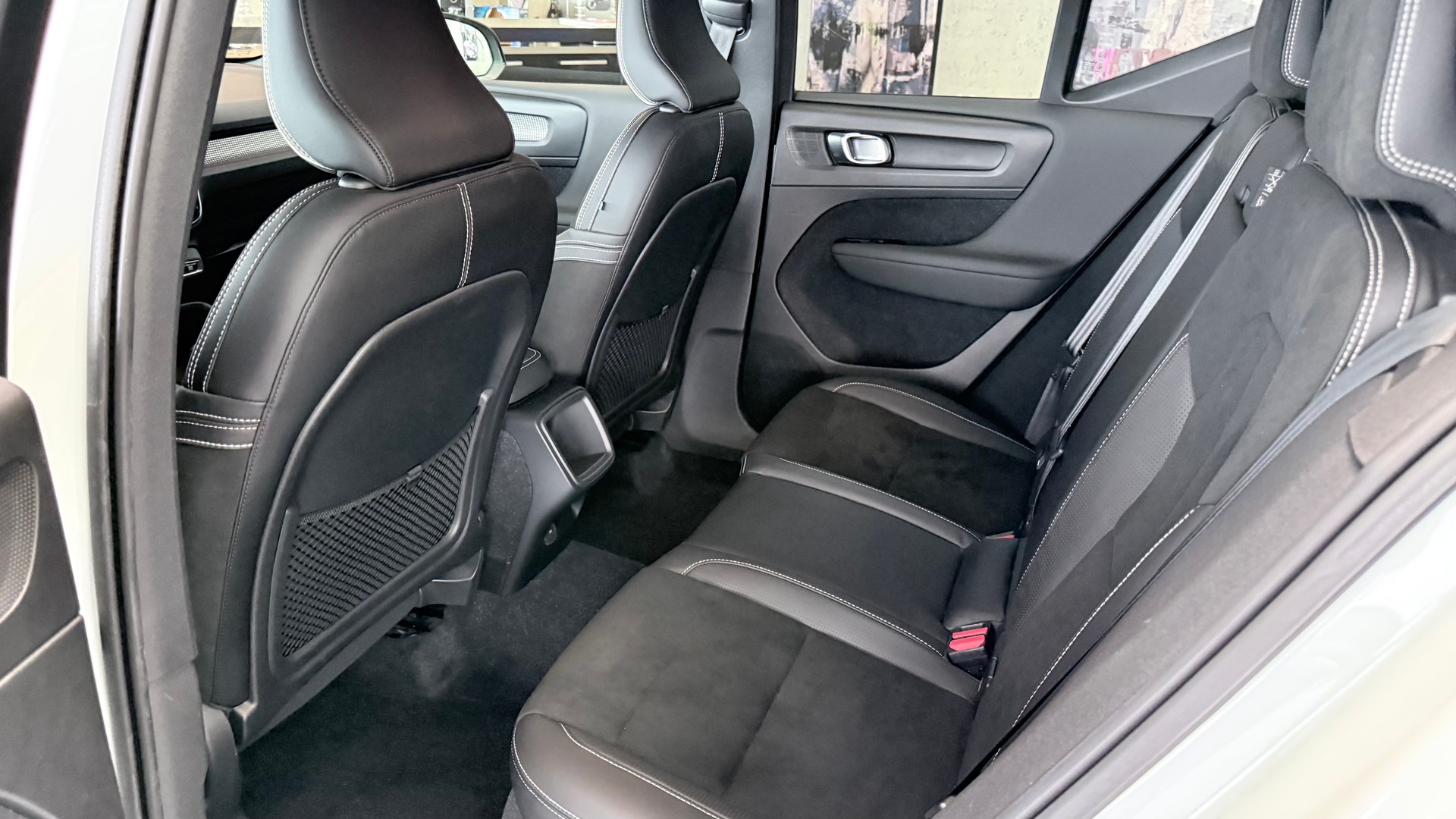 VOLVO XC40 2.0 T4 R-Design-image-8