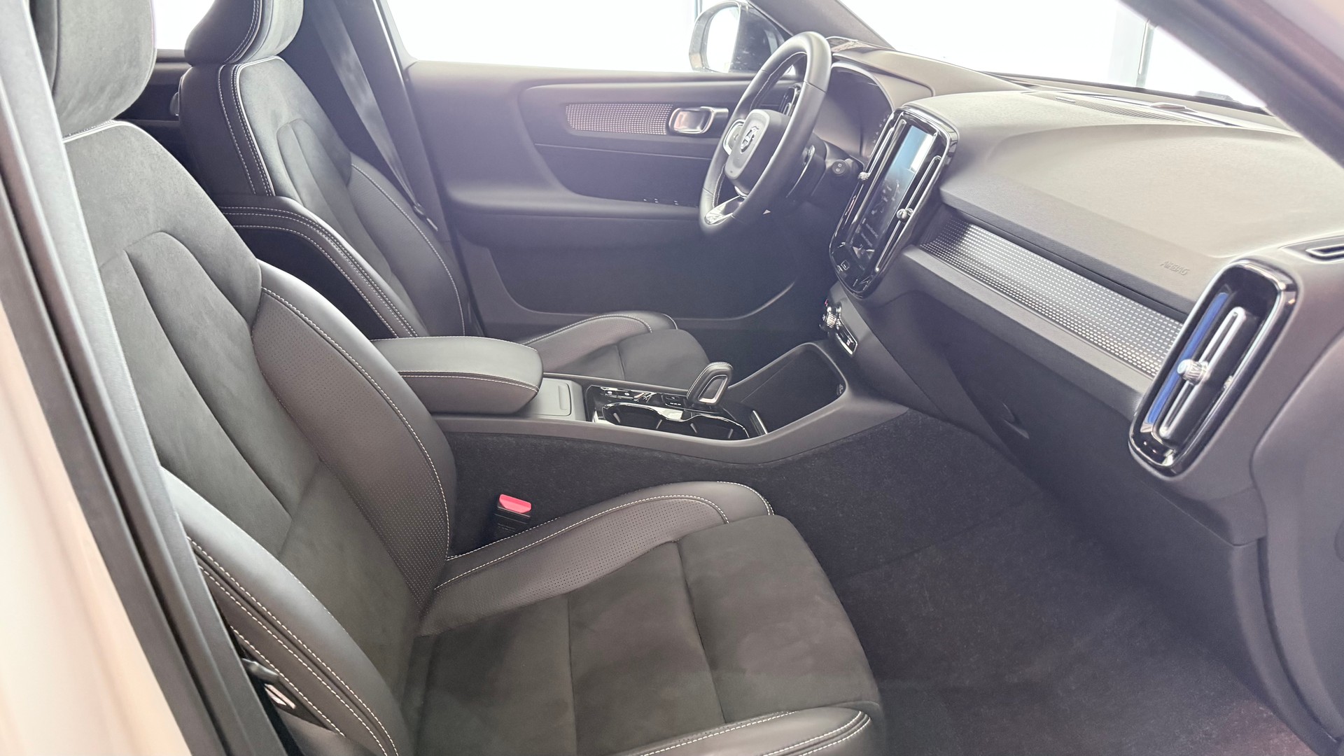 VOLVO XC40 2.0 T4 R-Design-image-22