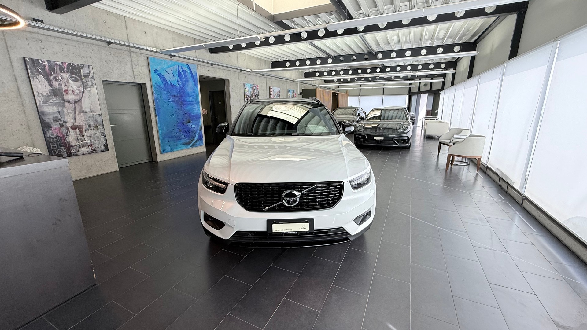 VOLVO XC40 2.0 T4 R-Design-image-4