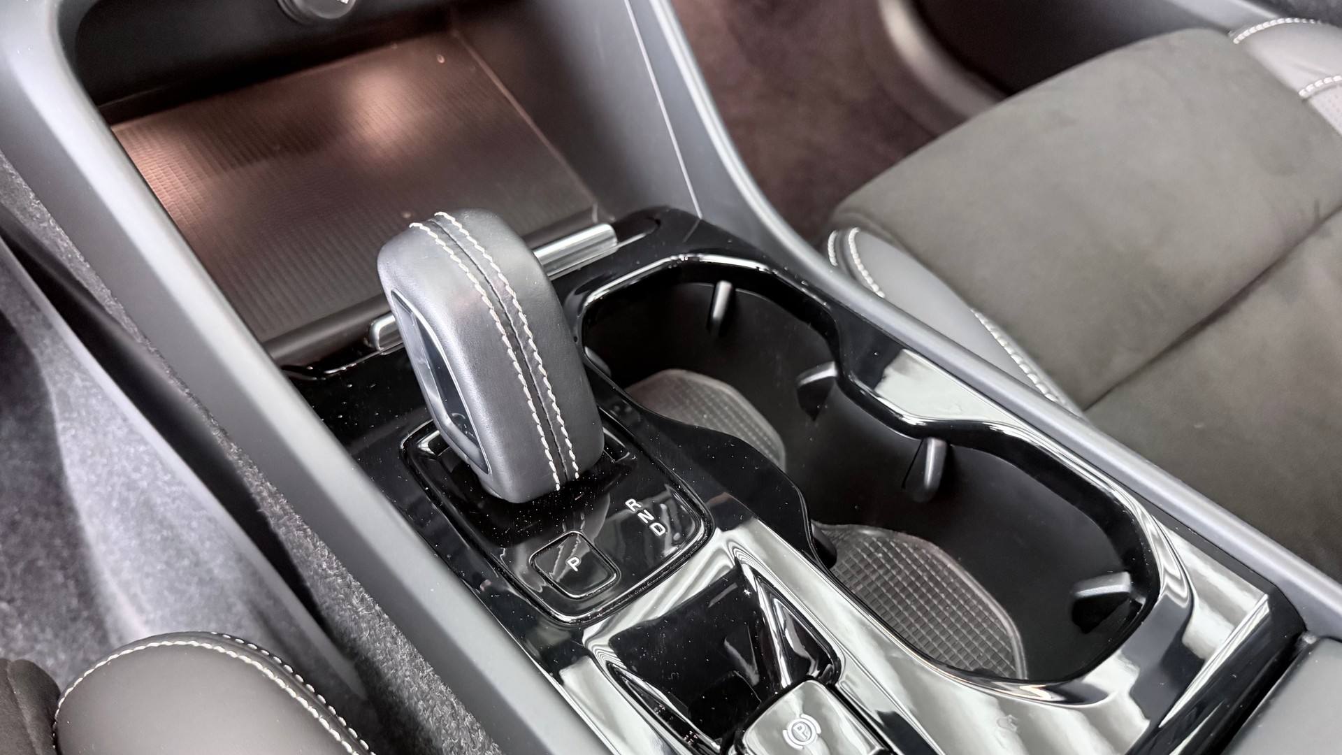 VOLVO XC40 2.0 T4 R-Design-image-13
