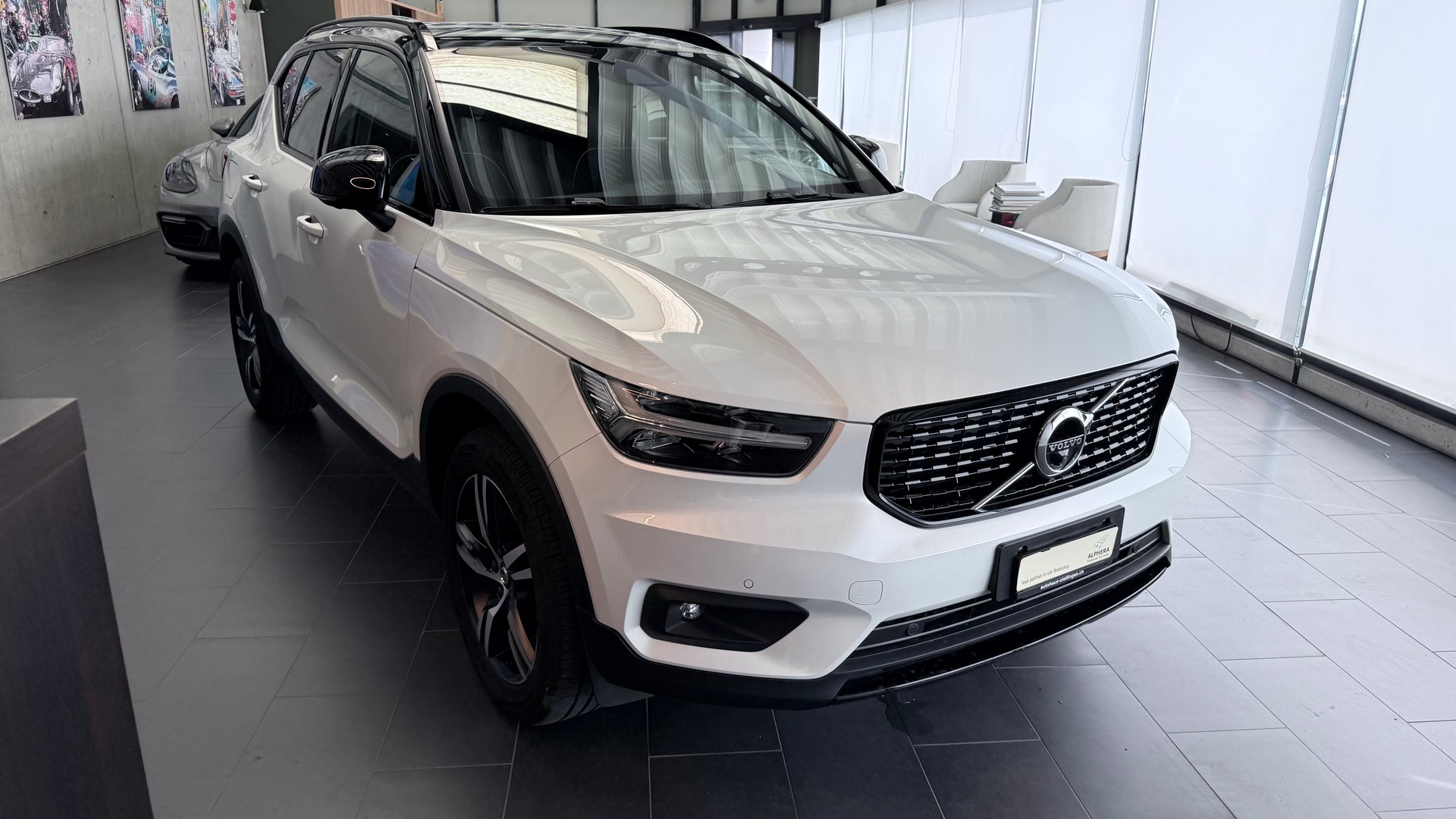 VOLVO XC40 2.0 T4 R-Design-image-1