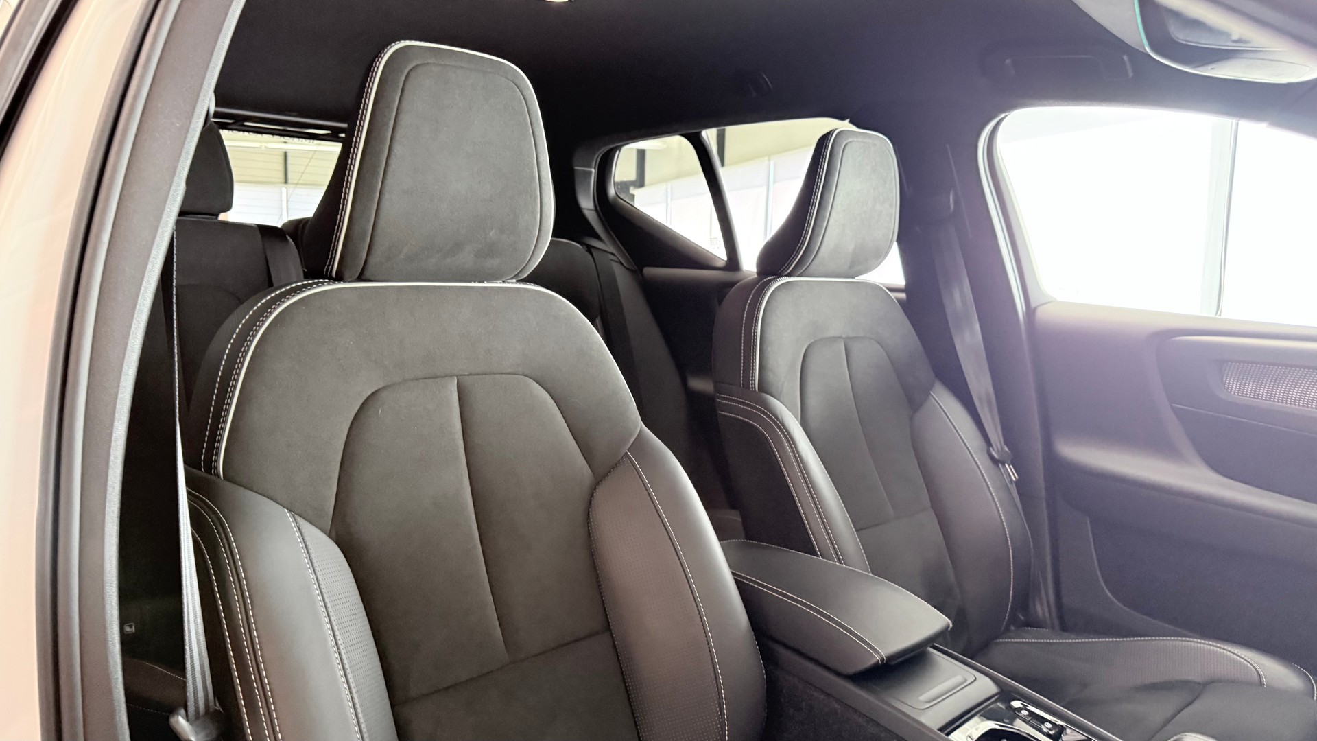 VOLVO XC40 2.0 T4 R-Design-image-24