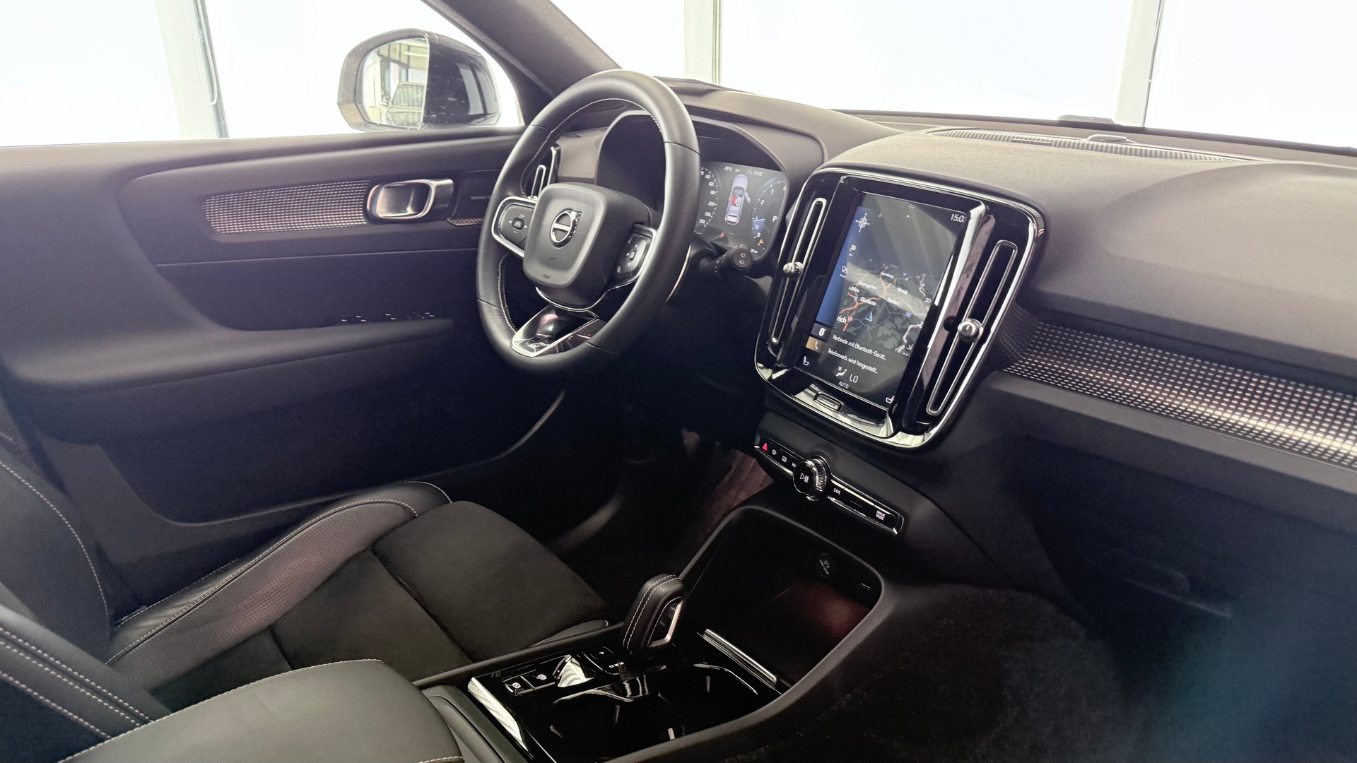 VOLVO XC40 2.0 T4 R-Design-image-23
