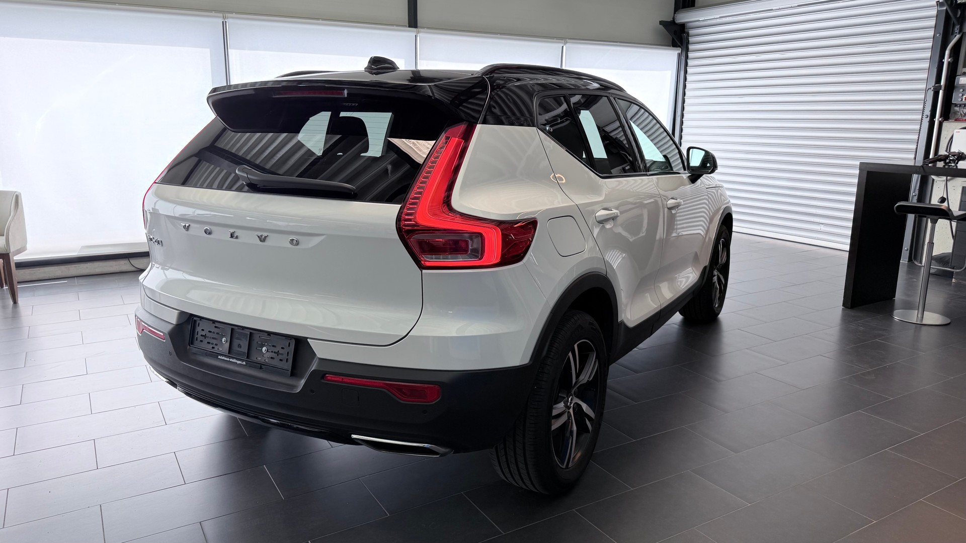 VOLVO XC40 2.0 T4 R-Design-image-19