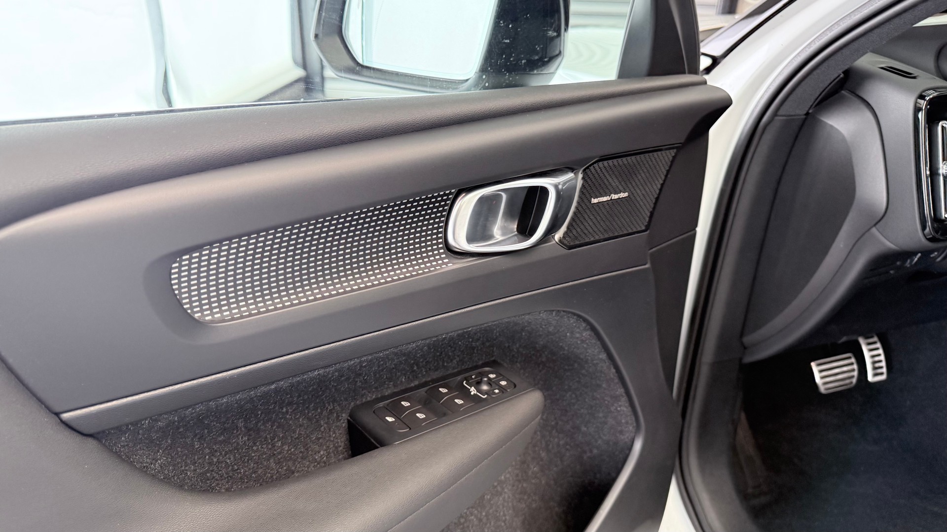VOLVO XC40 2.0 T4 R-Design-image-11