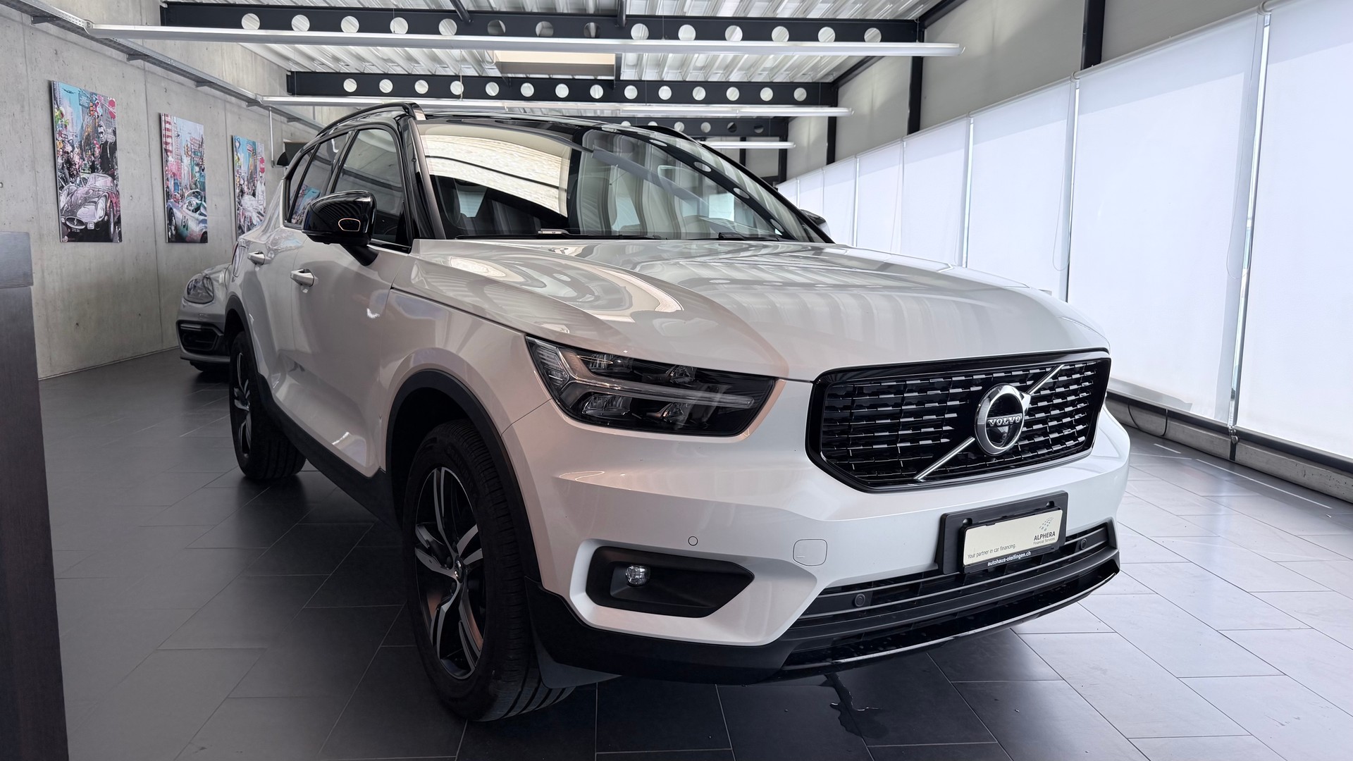 VOLVO XC40 2.0 T4 R-Design-image-2