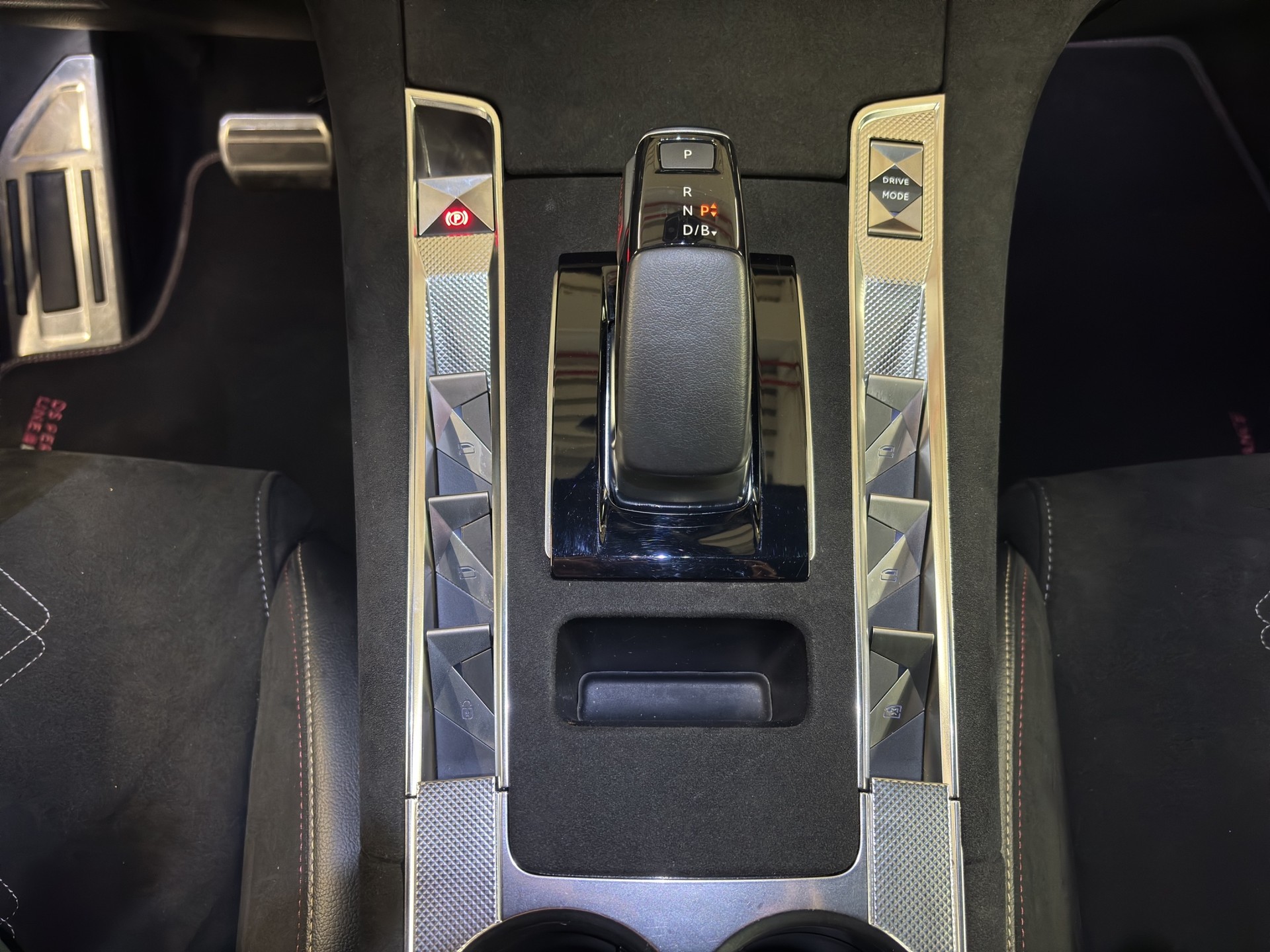 DS AUTOMOBILES DS 7 Crossback E-Tense 300 4x4 Ligne Noire-image-8