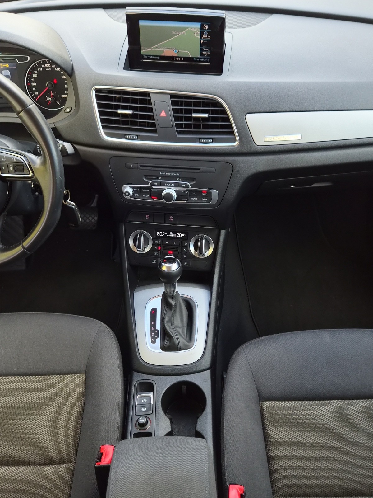AUDI Q3 2.0 TFSI quattro S-tronic-image-10