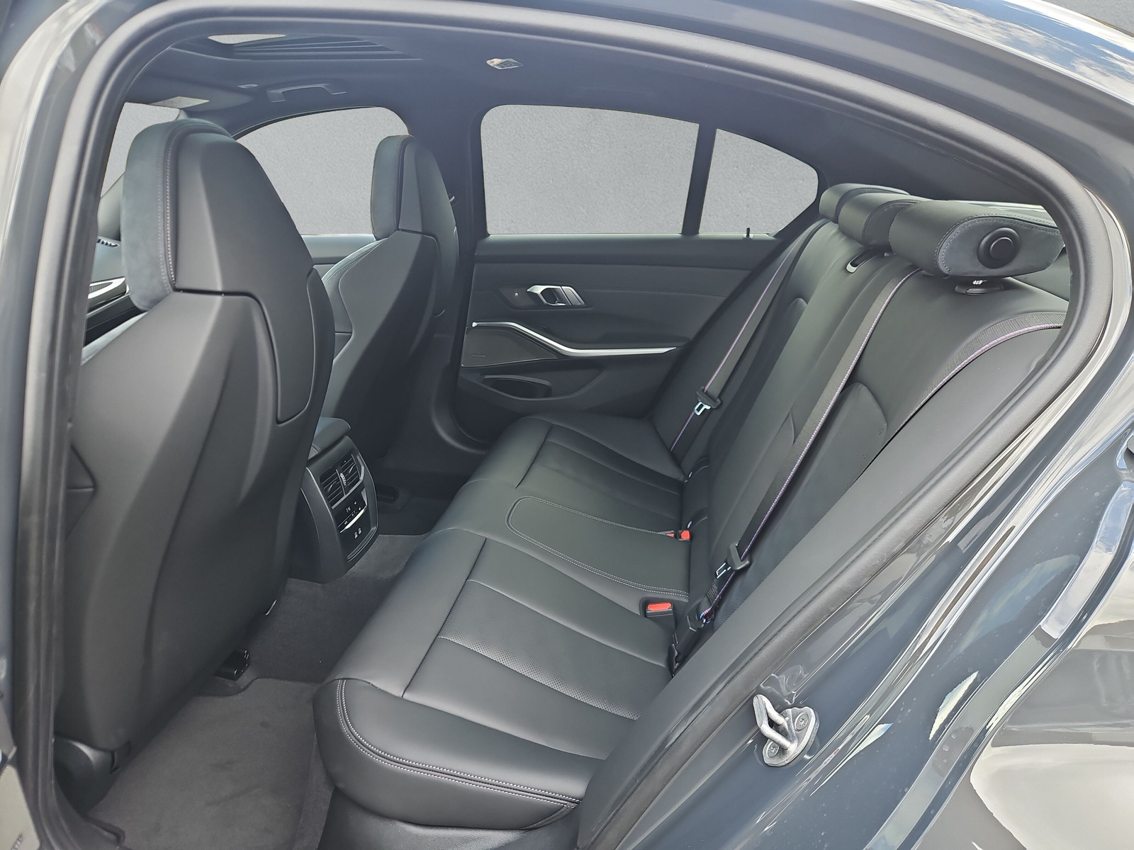 BMW M3 Competition M xDrive-image-11