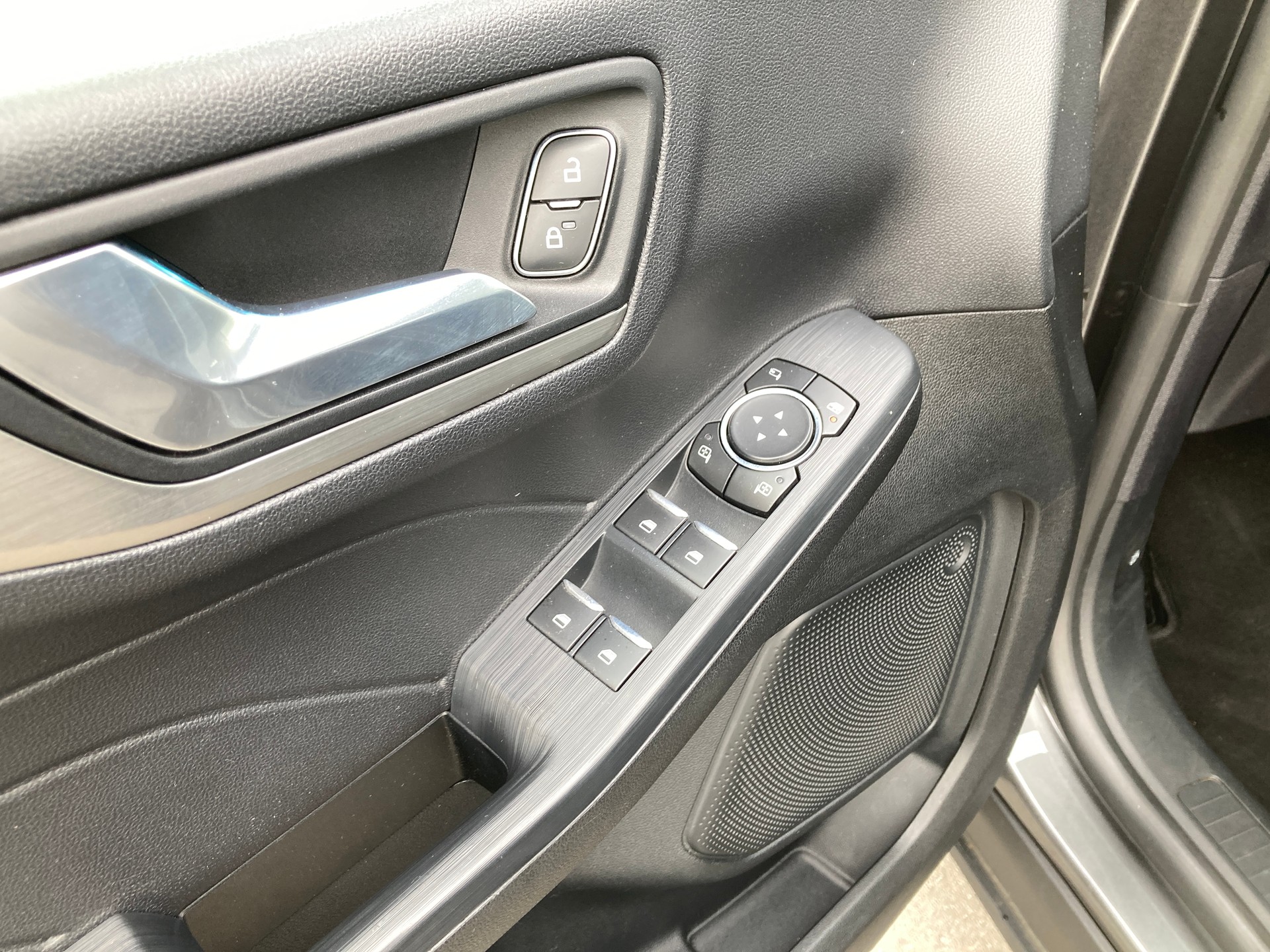FORD Kuga 2.5 FHEV Titanium X 4WD-image-9