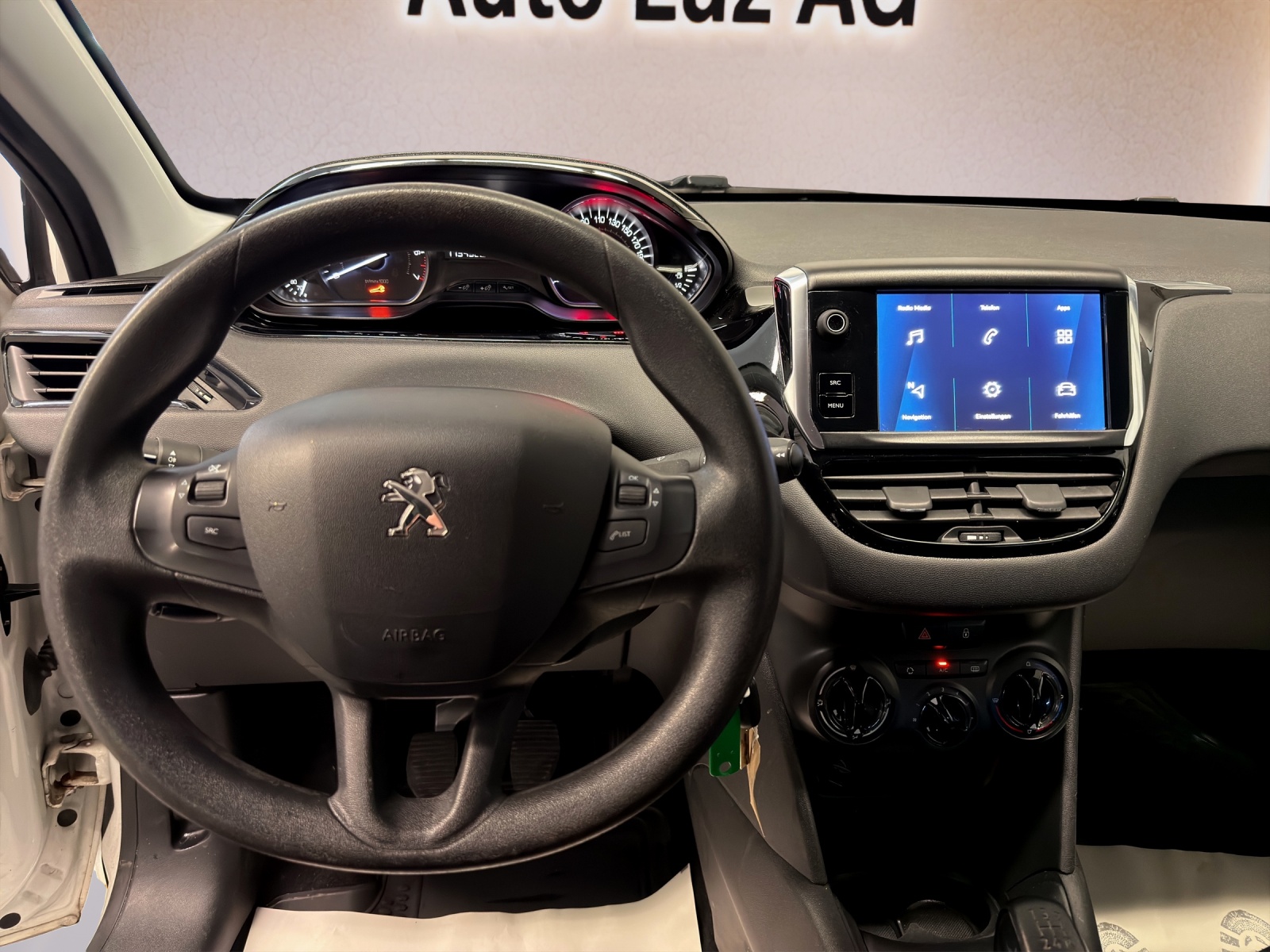 PEUGEOT 208 1.2 PureTech Signature-image-8