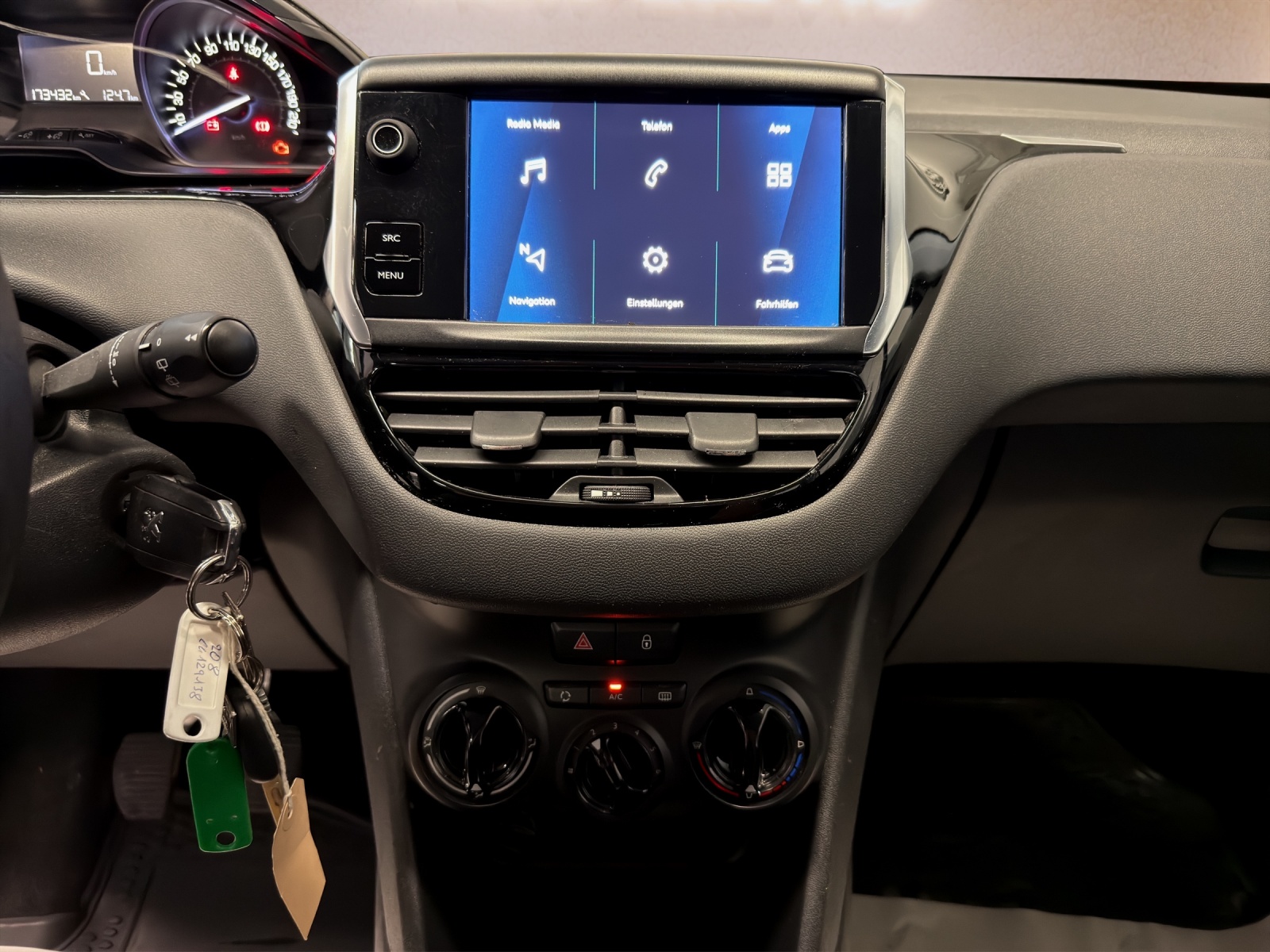 PEUGEOT 208 1.2 PureTech Signature-image-9