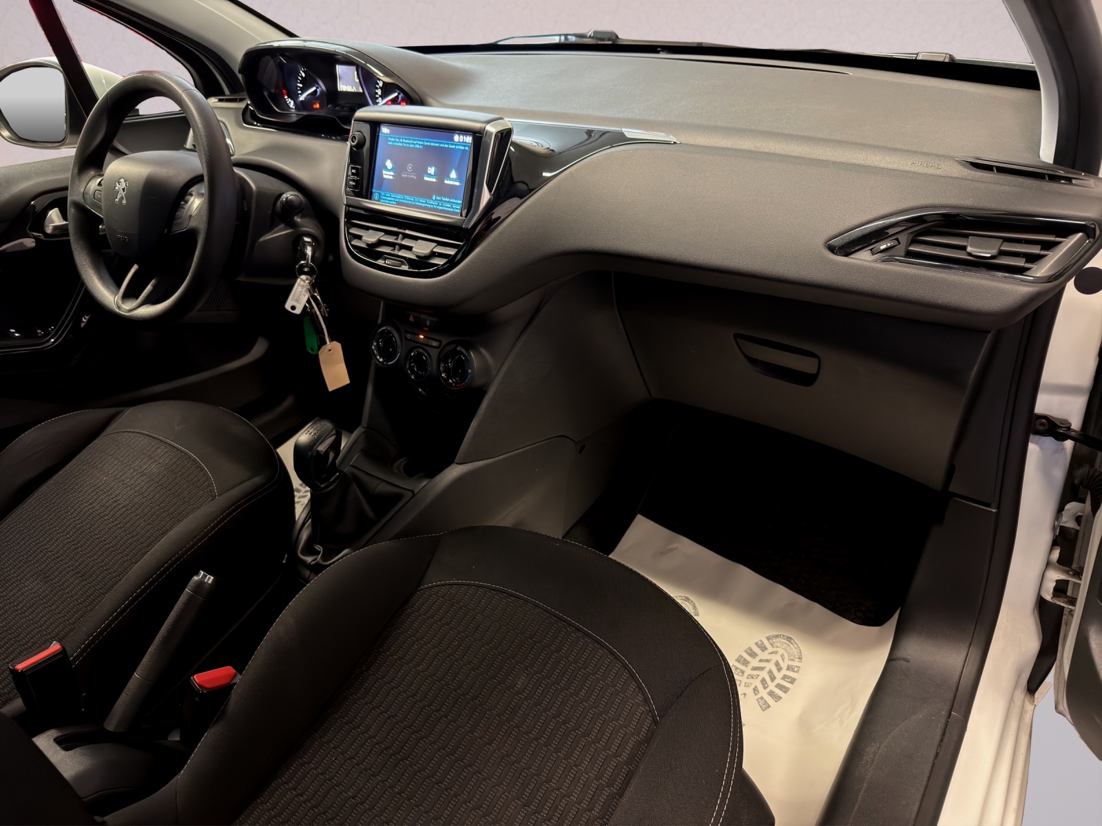 PEUGEOT 208 1.2 PureTech Signature-image-11