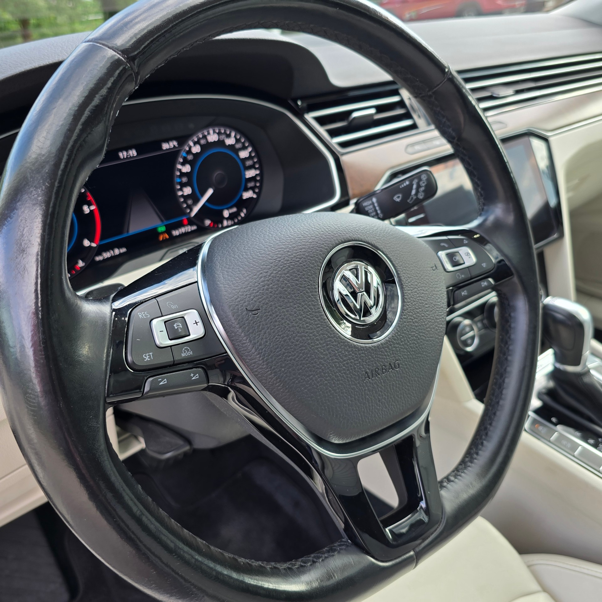 VW 2.0 TDI 240 SCR Highl. DSG 4m-image-3