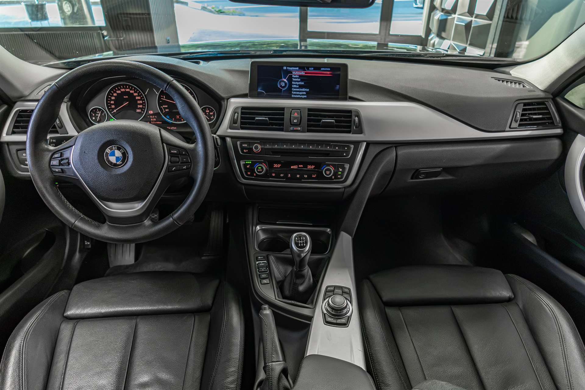 BMW 320d Touring Luxury Line-image-5