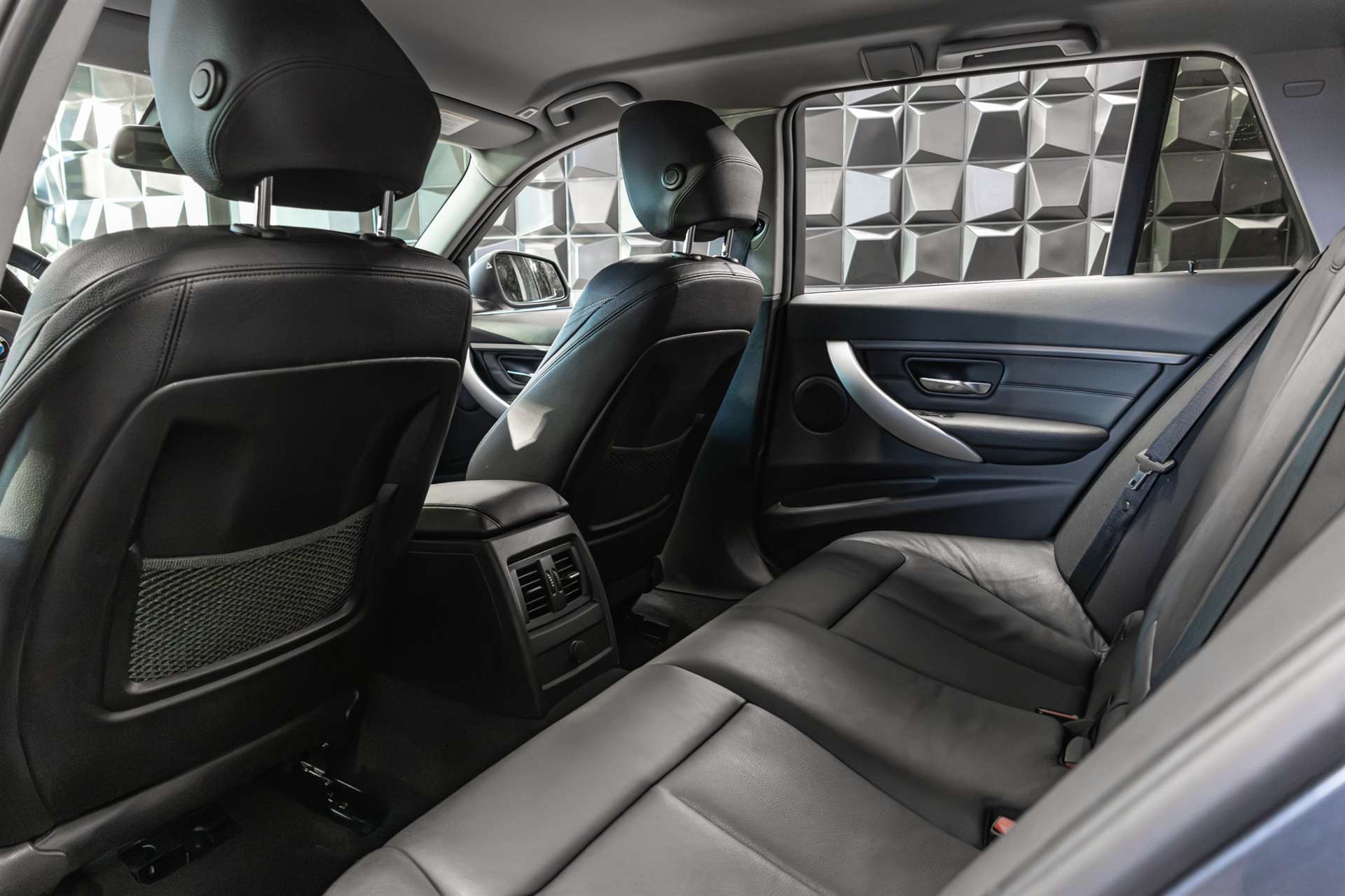 BMW 320d Touring Luxury Line-image-24