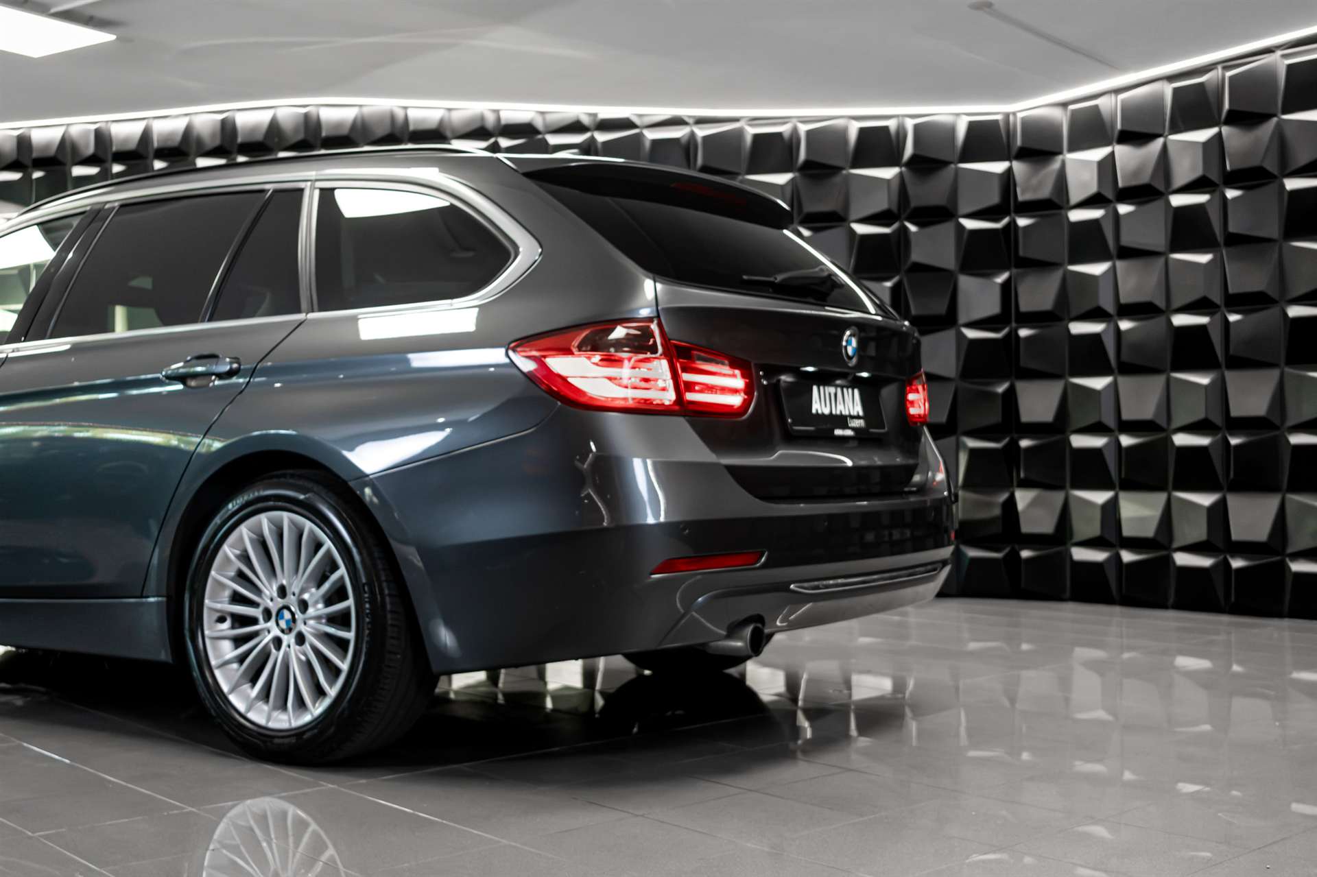 BMW 320d Touring Luxury Line-image-27