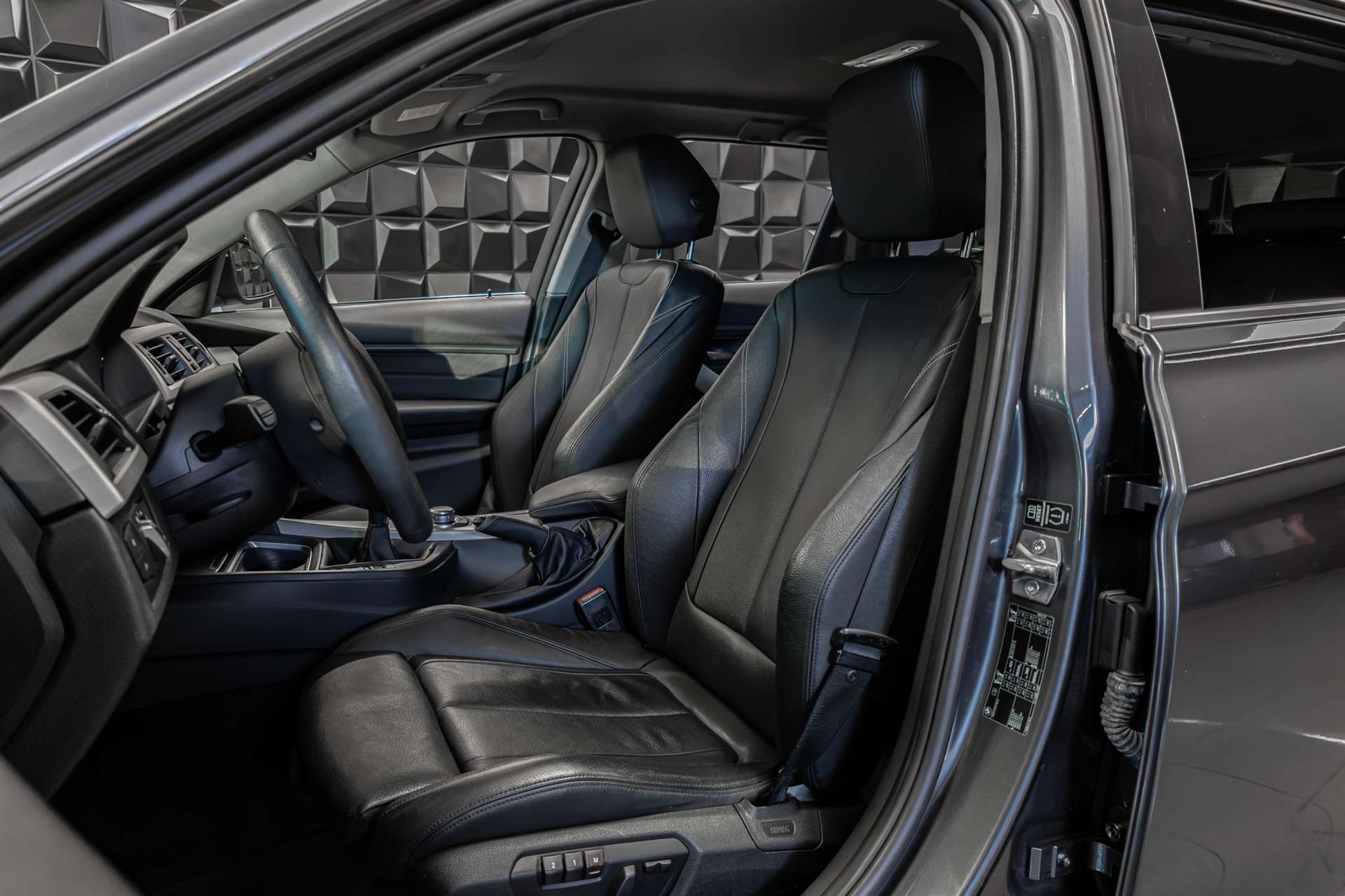 BMW 320d Touring Luxury Line-image-12