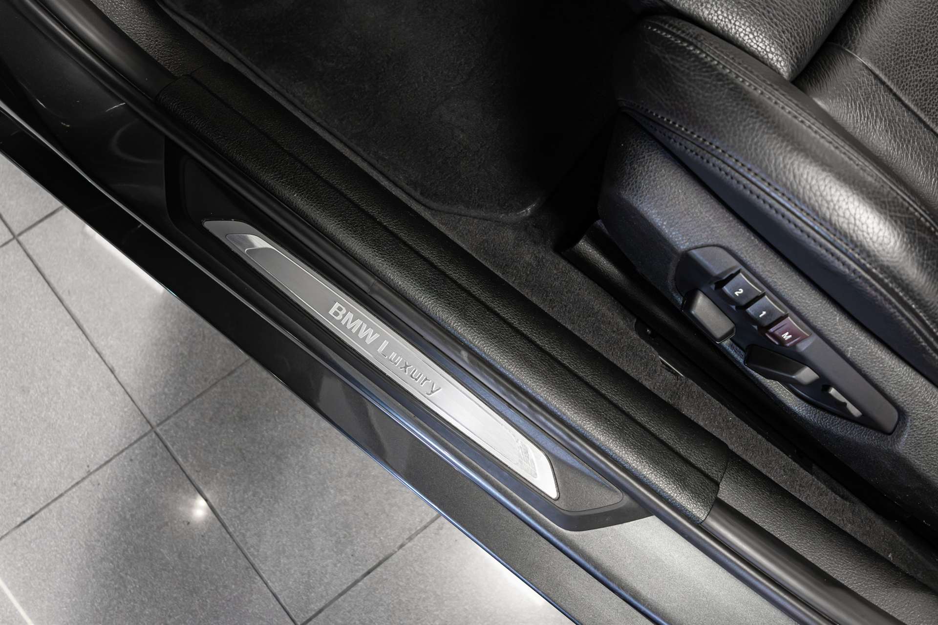 BMW 320d Touring Luxury Line-image-10
