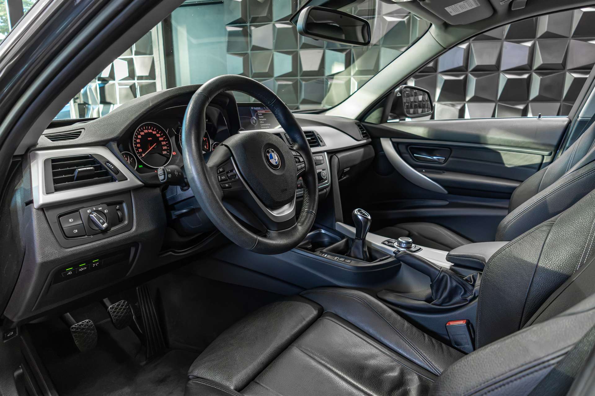 BMW 320d Touring Luxury Line-image-11
