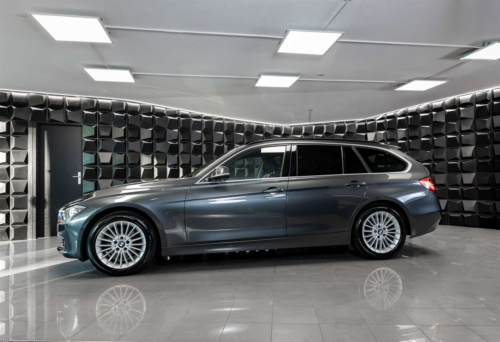 BMW 320d Touring Luxury Line-image-1