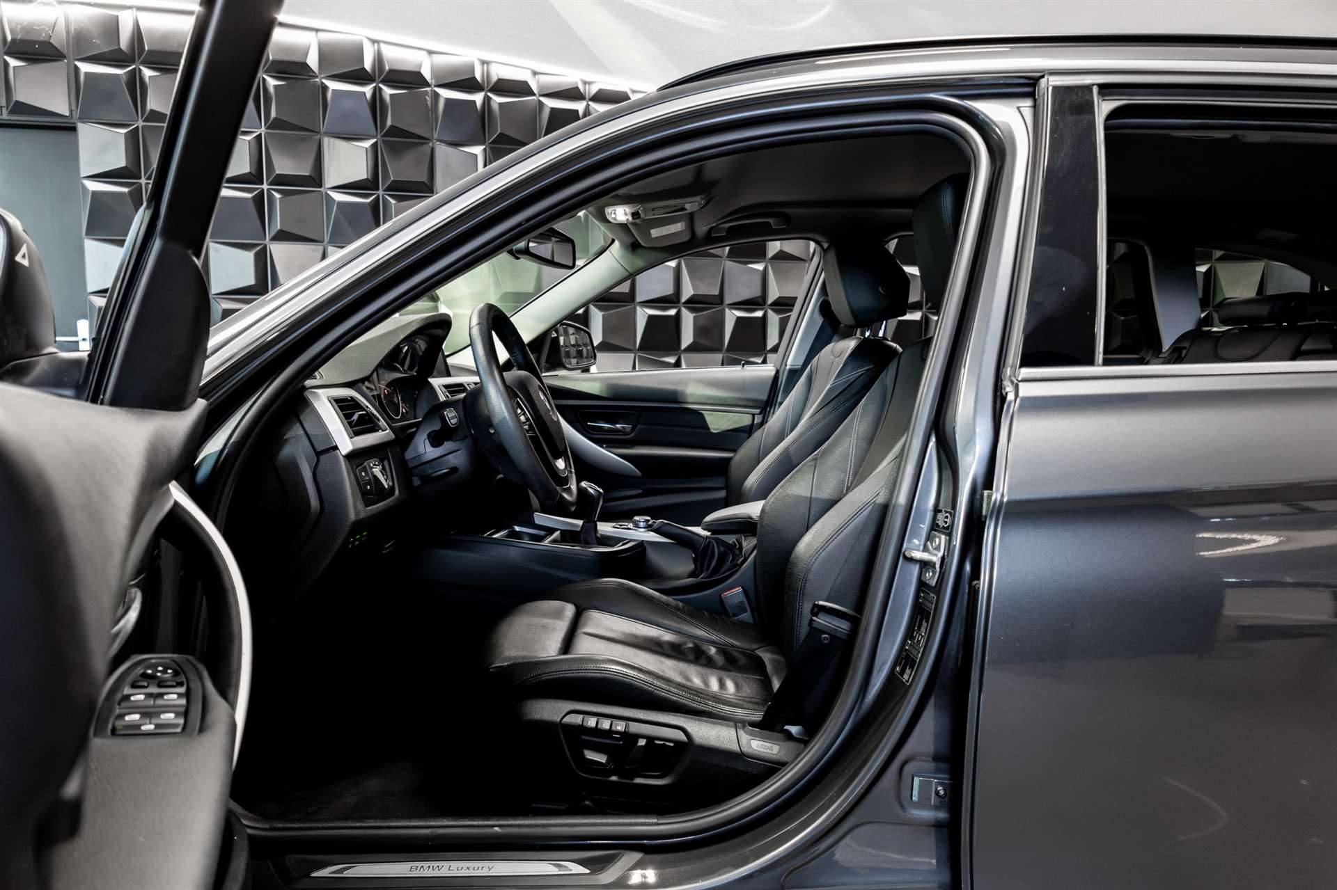 BMW 320d Touring Luxury Line-image-9