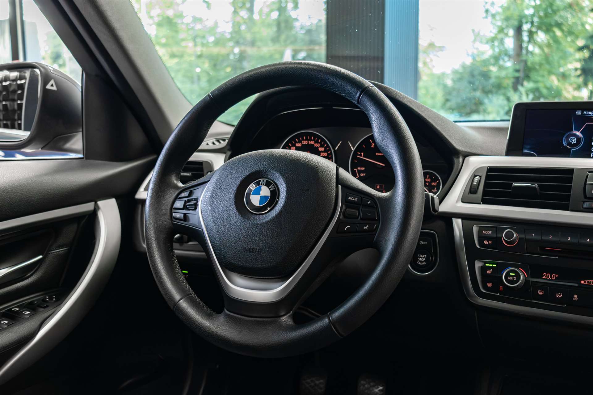 BMW 320d Touring Luxury Line-image-6
